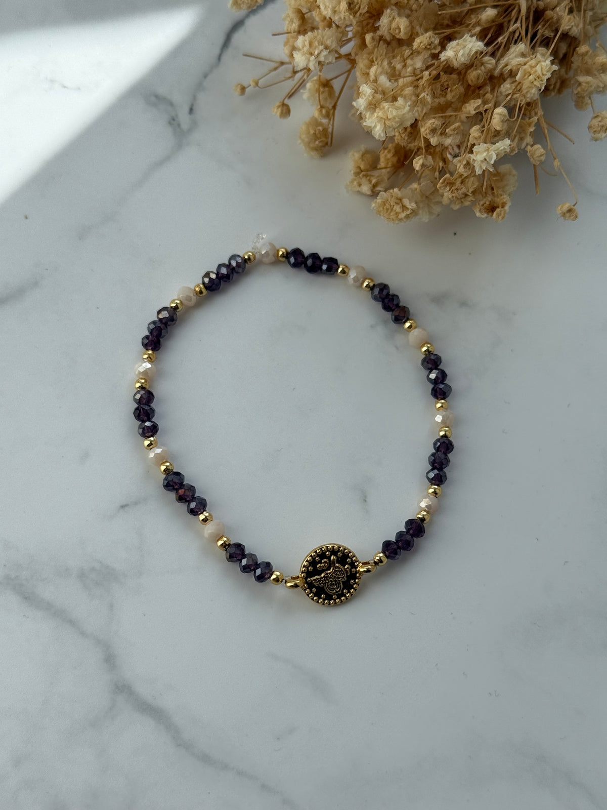 Perlenarmband mit Lila, Beigen Kristallperlen und Goldenen Perlen + Golden Taler Anhänger - 2402