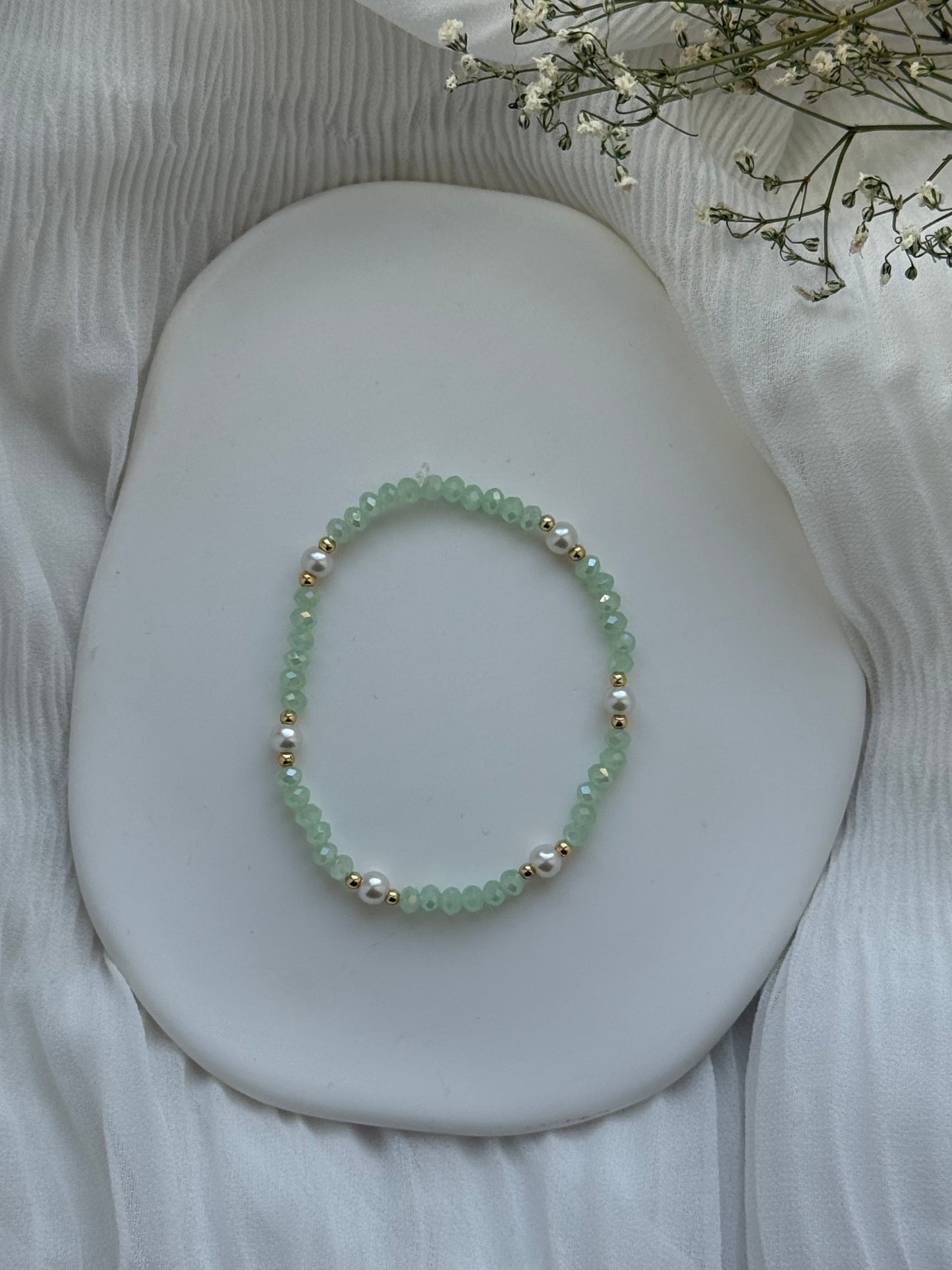 Perlenarmband mit Grünen Kristallperlen, Weißen Perlen + Goldenen Perlen - 2126
