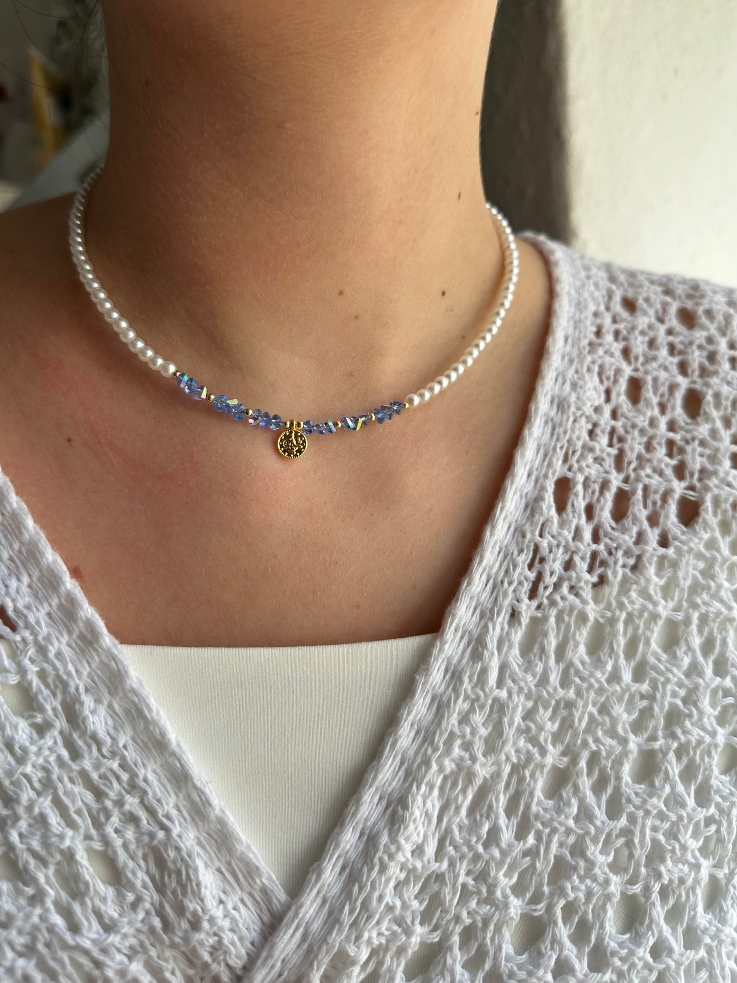 Perlenkette mit Weißen Perlen und Blauen Kristallperlen und einem goldenen Taler Anhänger - 10663
