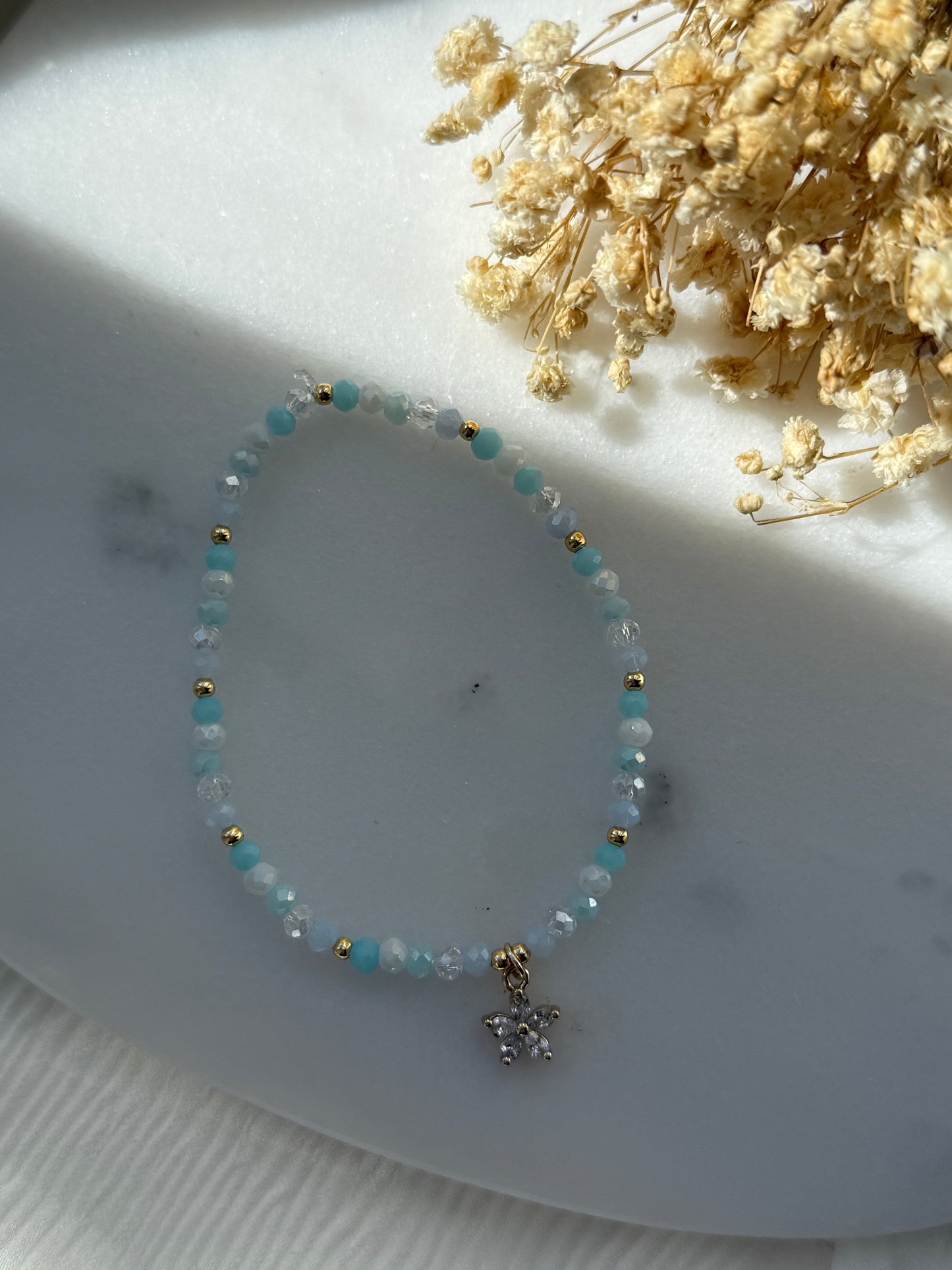 Perlenarmband mit Blauen und Weißen Kristallperlen, Goldenen Perlen + Blumen Anhänger - 2236