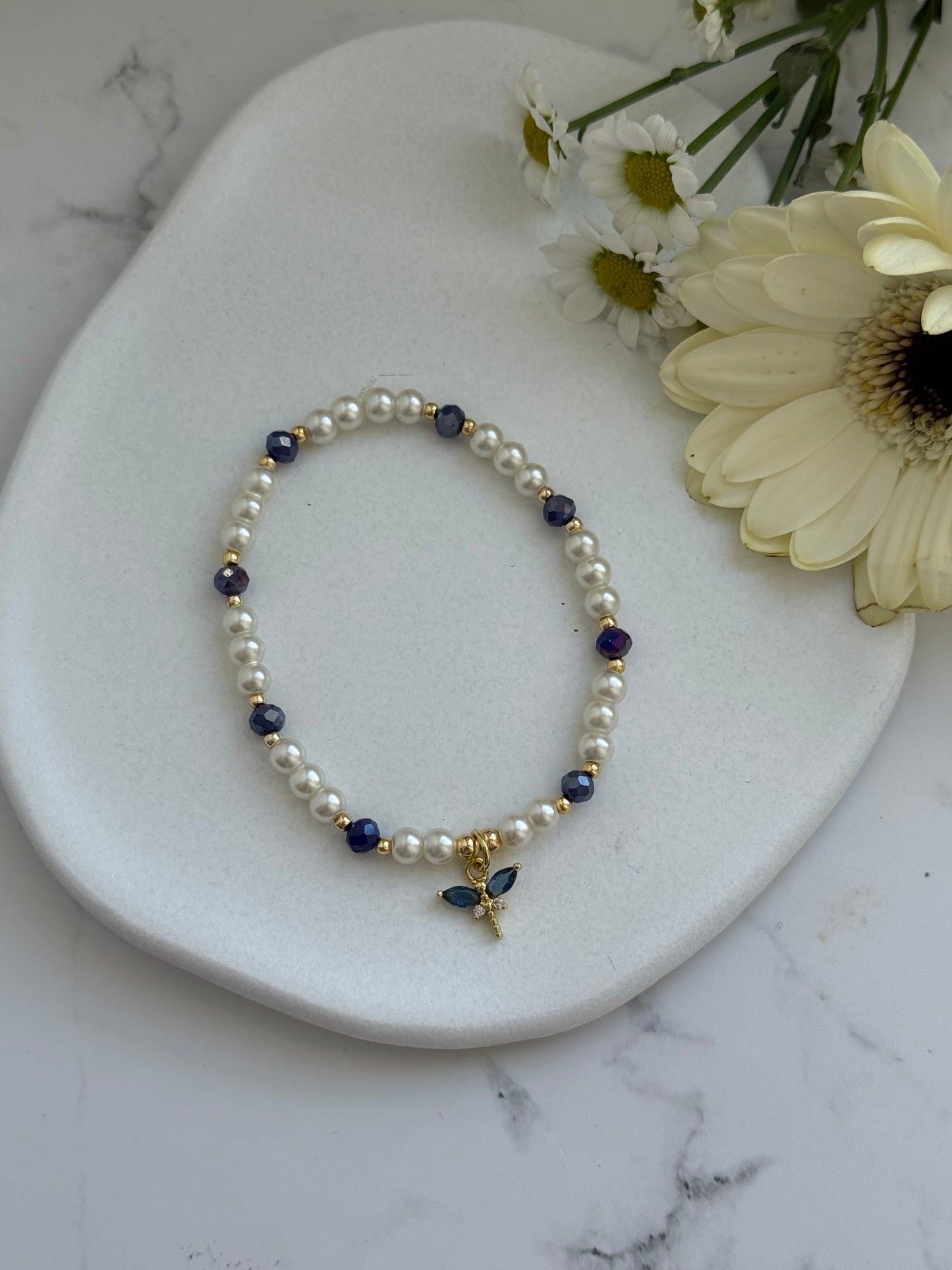 Perlenarmband mit Beigen Glasperlen, Dunkelblauen Kristallperlen und Goldenen Perlen + Libellen Anhänger - 2019