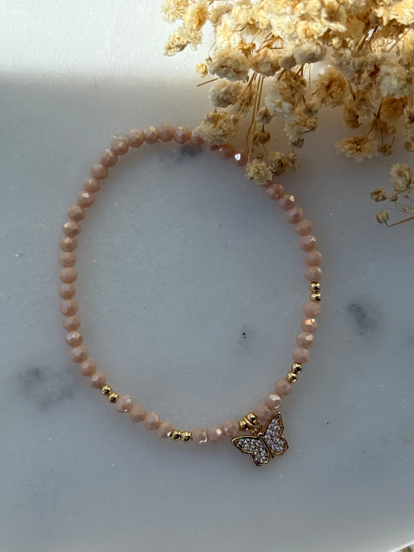 Perlenarmband mit Beigen Kristallperlen, Goldenen Perlen + Schmetterling Anhänger - 2271