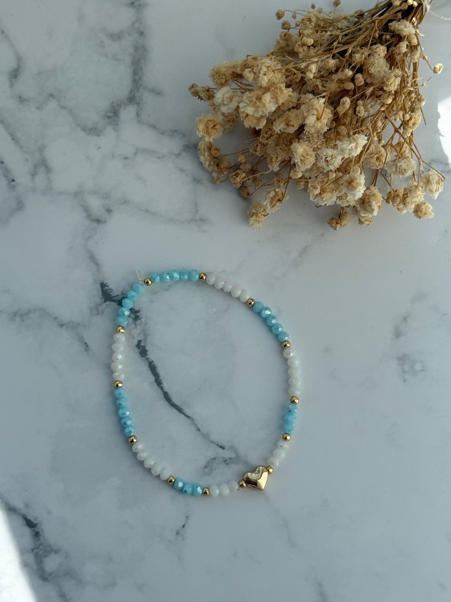 Perlenarmband mit Blauen und Weißen Kristallperlen, Goldenen Perlen + Herz Anhänger - 2289