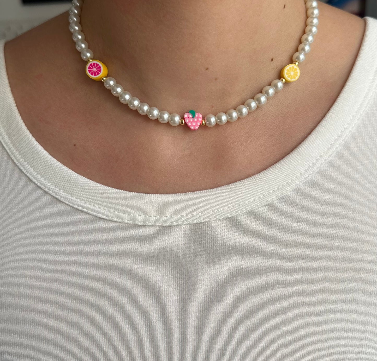 Perlenkette mit Weißen Perlen und Goldenen Perlen + Obst Anhänger - 10804