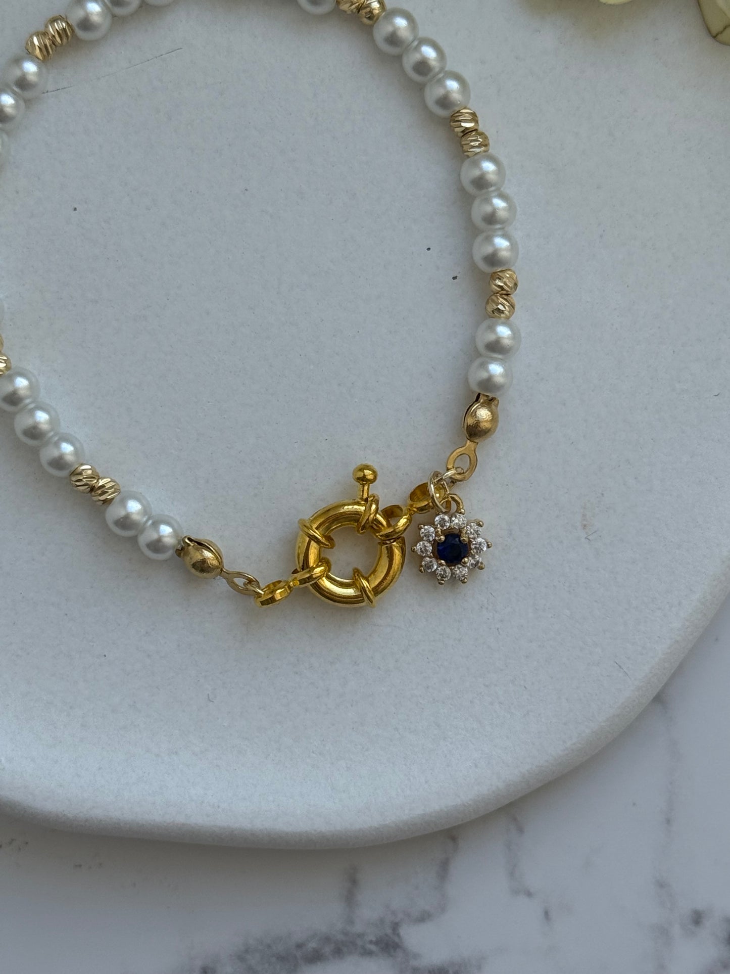Perlenarmband mit Weißen Glasperlen und Goldenen Dorika Perlen + Zirkonia Stein Anhänger - 2083