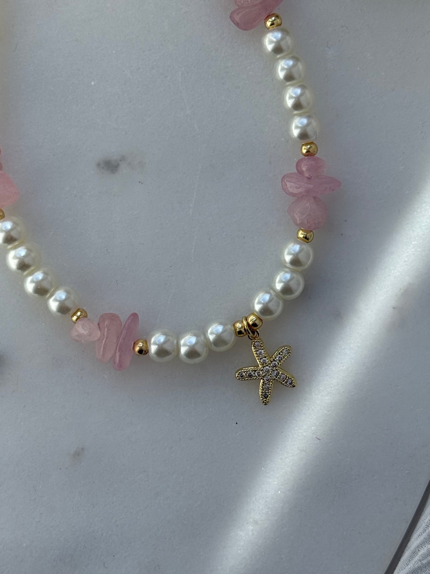 Fußkette mit Weißen Glasperlen, Rosa Edelsteinen + Seestern Anhänger - 2216
