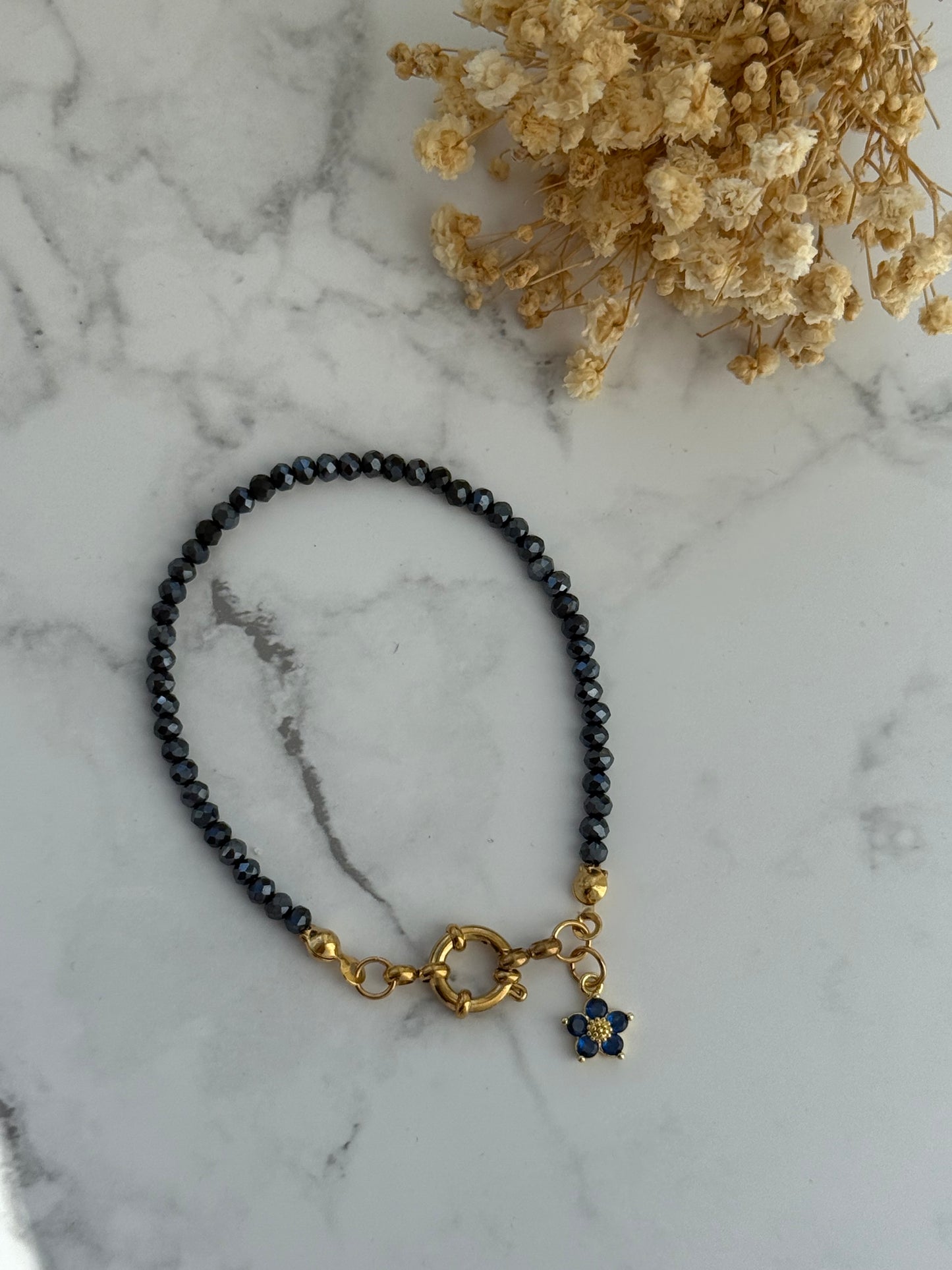 Perlenarmband mit Dunkelblauen Kristallperlen + Blumen Anhänger - 2352