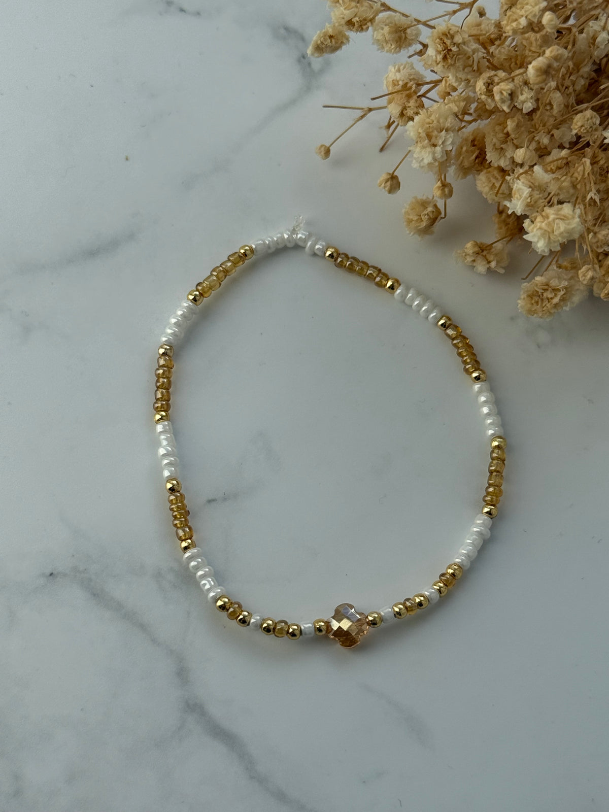 Perlenarmband mit Weißen, Goldenen Perlen + Kleeblatt Perle - 2381