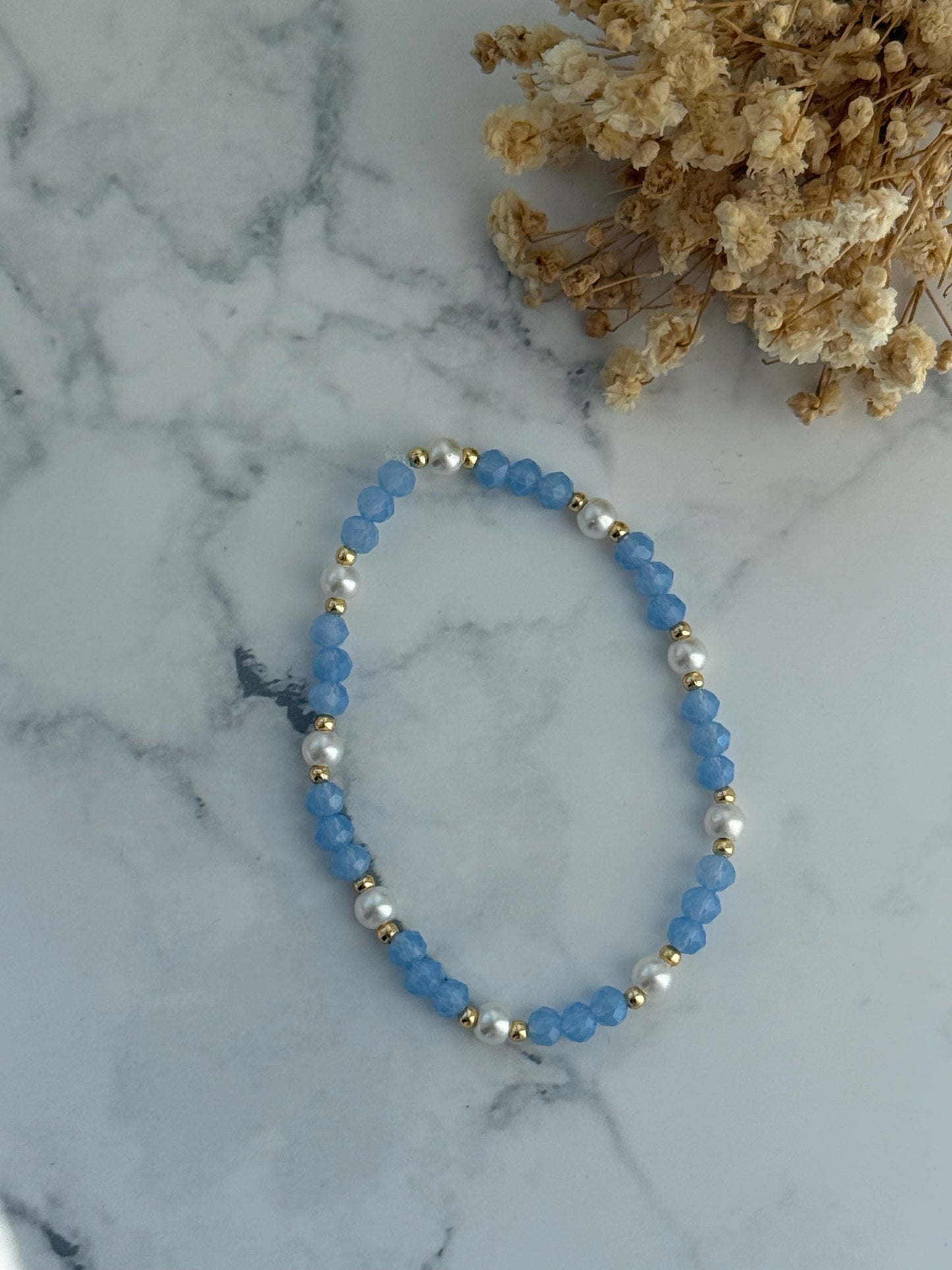 Perlenarmband mit Weißen Perlen, Blauen Kristallperlen, Goldenen Perlen - 2277