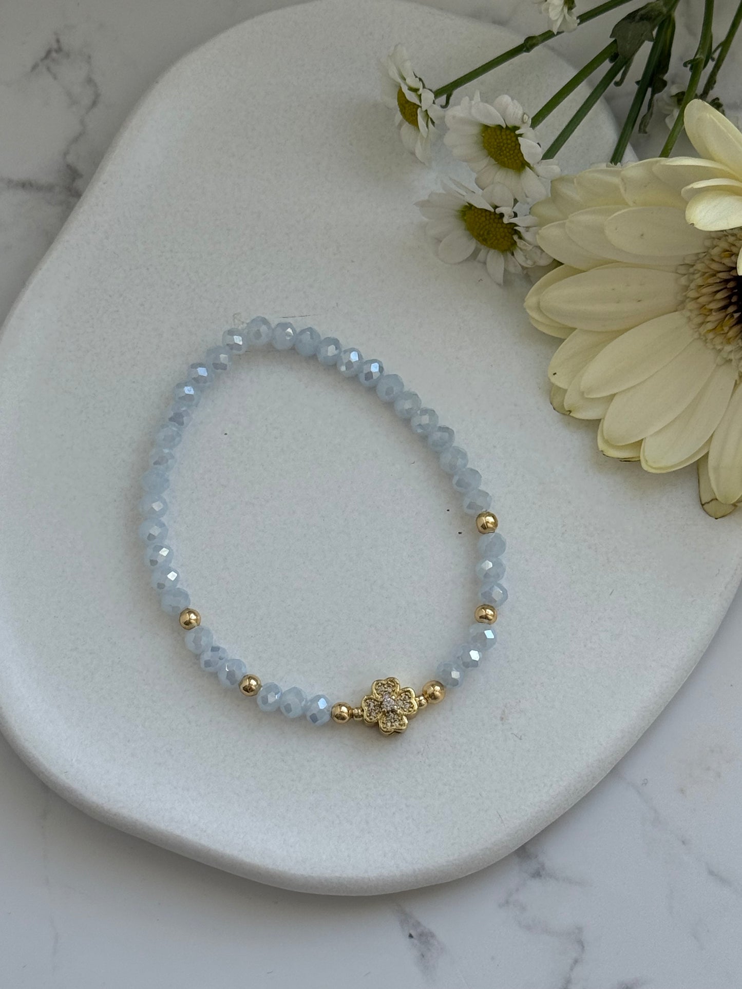 Perlenarmband mit Hellblauen Kristallperlen und Goldenen Perlen + Kleeblatt Anhänger - 2013