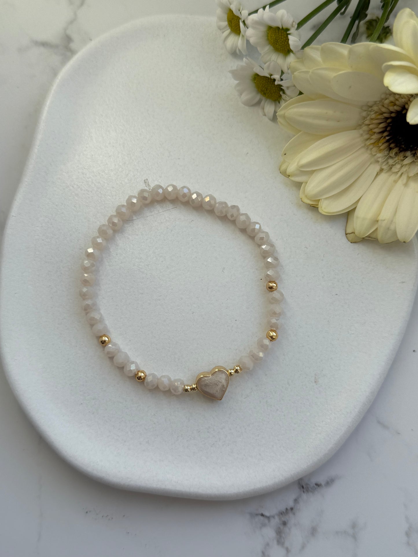Perlenarmband mit Beigen Kristallperlen und Goldenen Perlen + Herz Anhänger - 2036