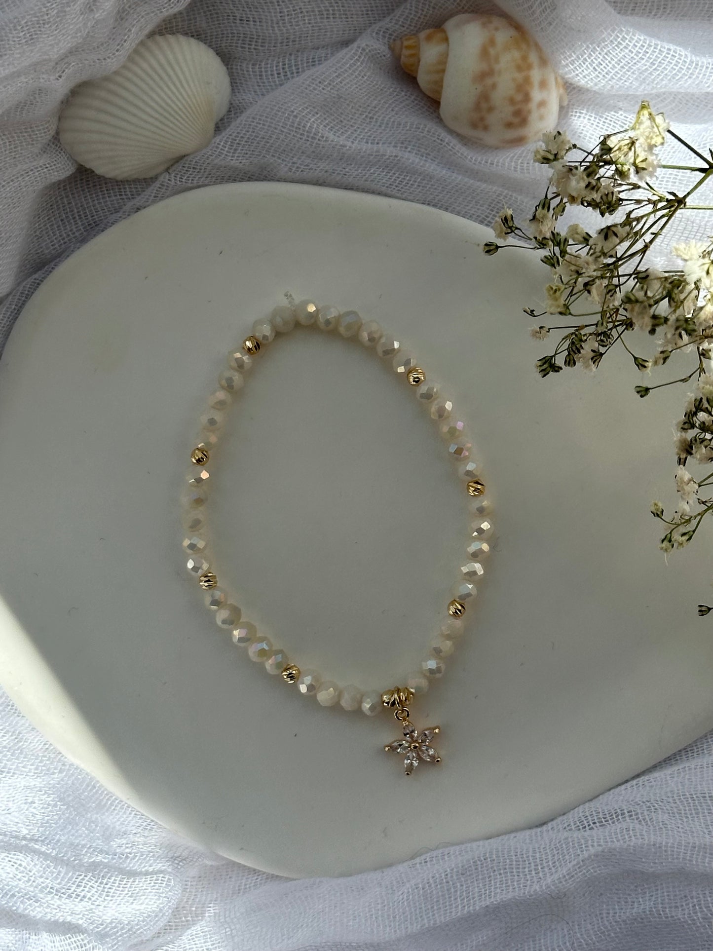 Perlenarmband mit Beigen Kristallperlen und goldenen Perlen + Blumen Anhänger - 10820