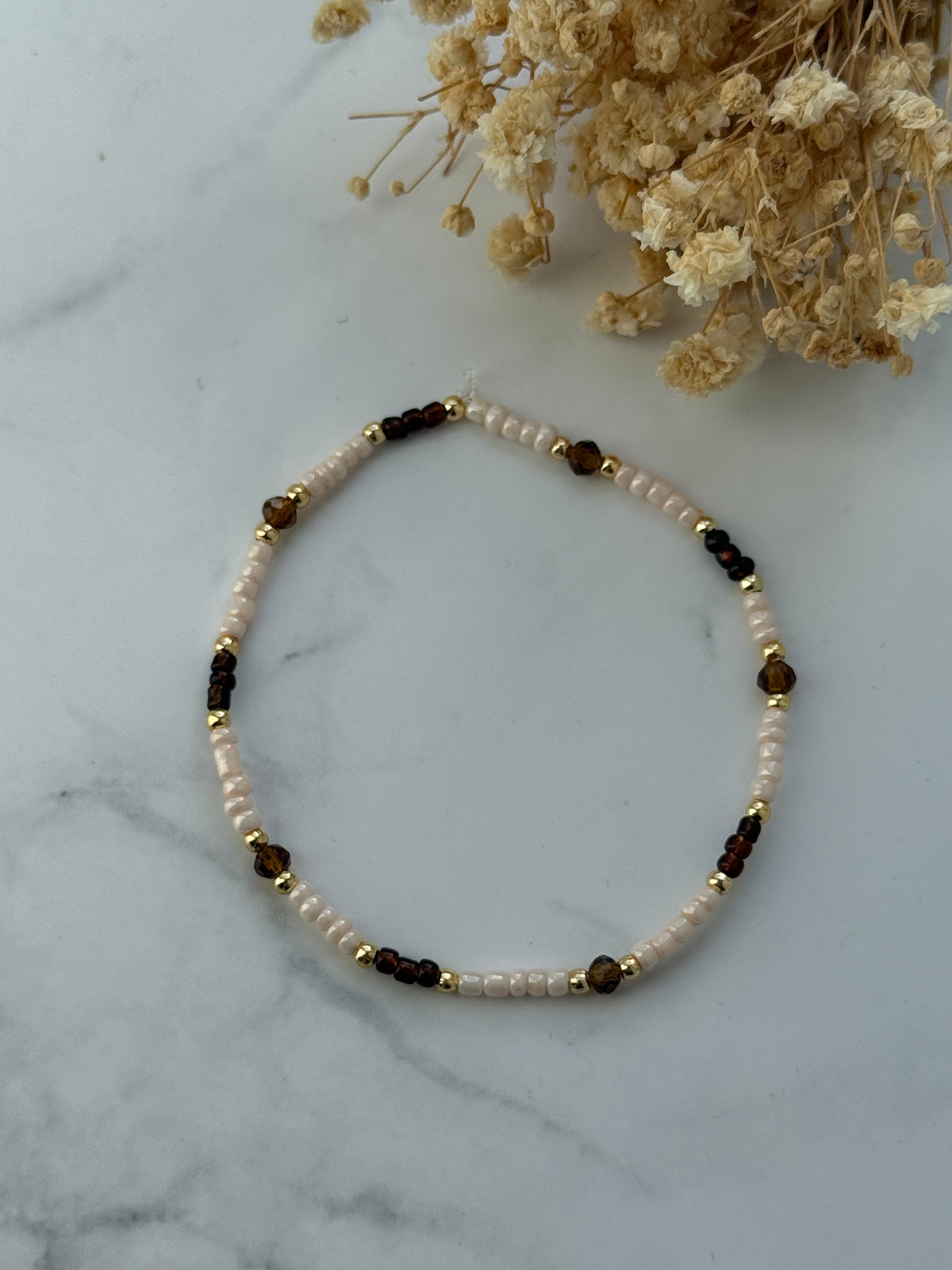Perlenarmband mit Beigen Perlen, Braunen Kristallperlen und Goldenen Perlen - 2392
