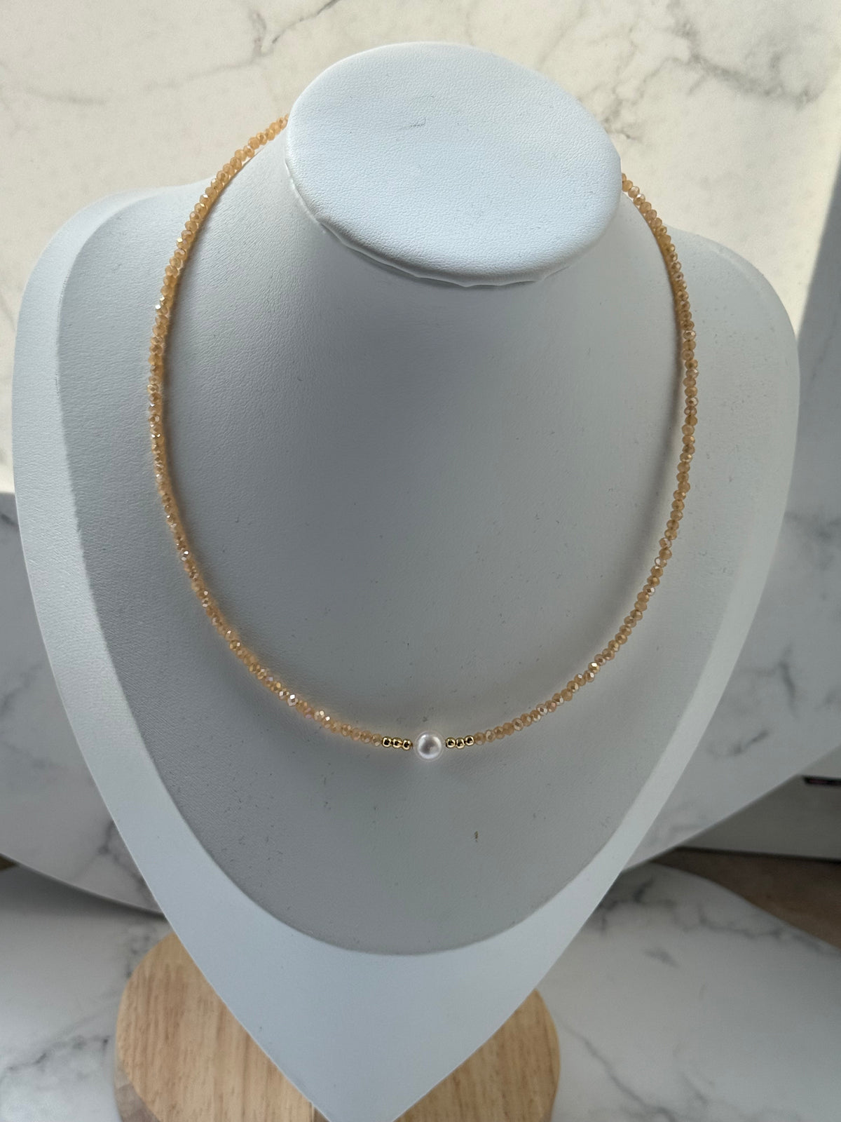 Perlenkette mit Beigen Kristallperlen und Goldenen Perlen + Süßwasserperle - 2421