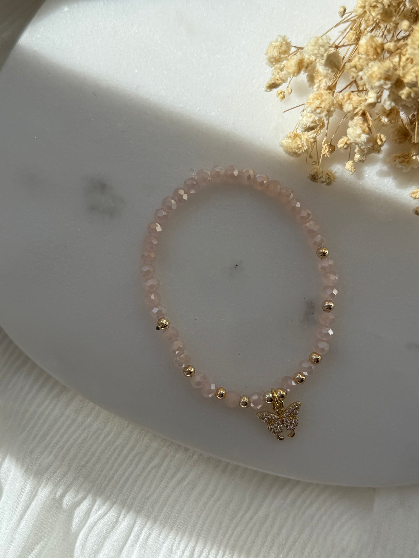 Perlenarmband mit Rosa Kristallperlen und Goldenen Perlen + Schmetterling Anhänger - 2243