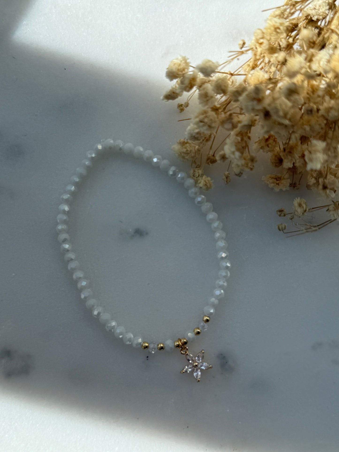 Perlenarmband mit Weißen Kristallperlen und Goldenen Perlen + Blumen Anhänger - 2255
