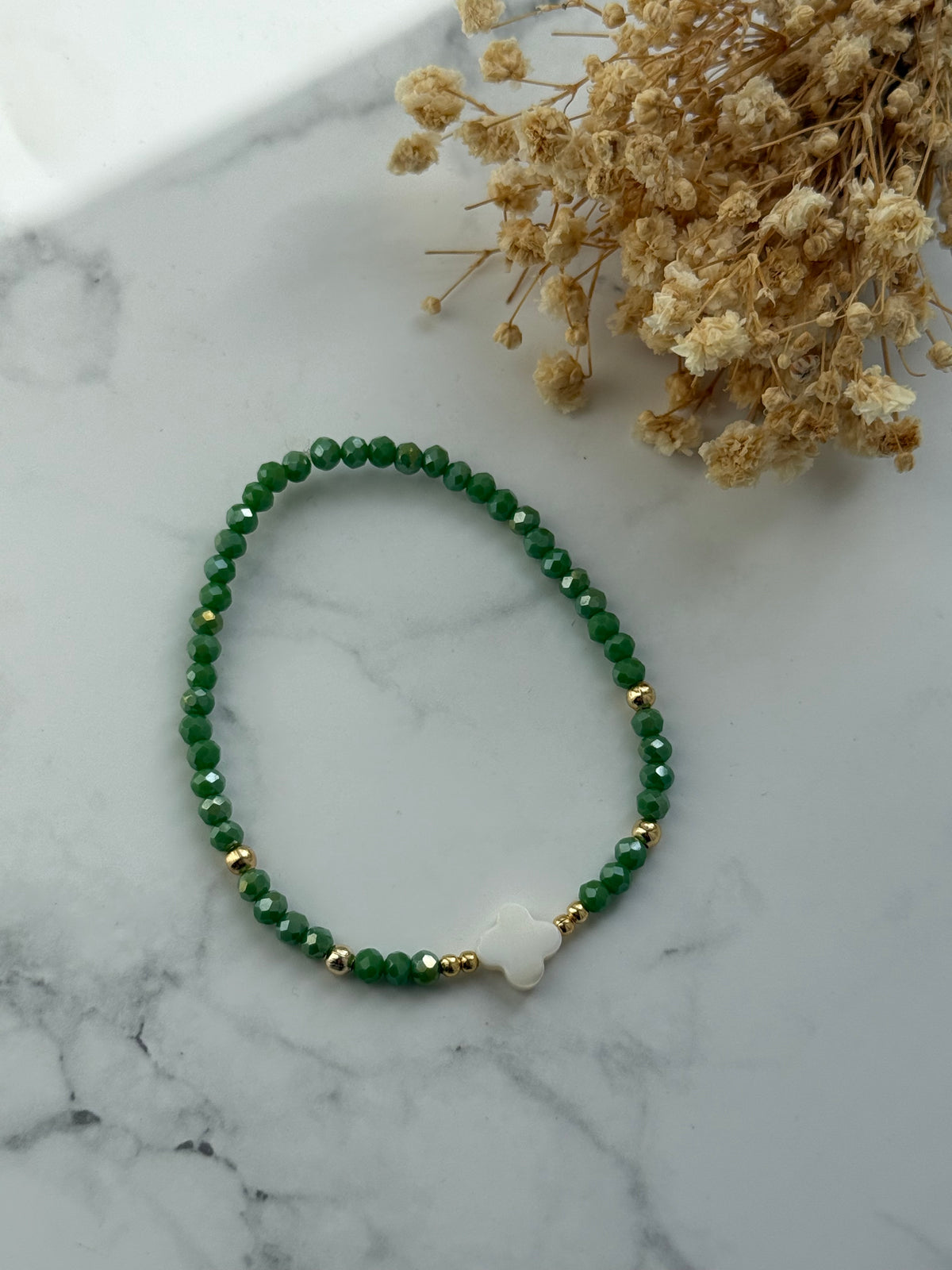 Perlenarmband mit Grünen Kristallperlen und Goldenen Perlen + Perlmutt Kleeblatt - 2371