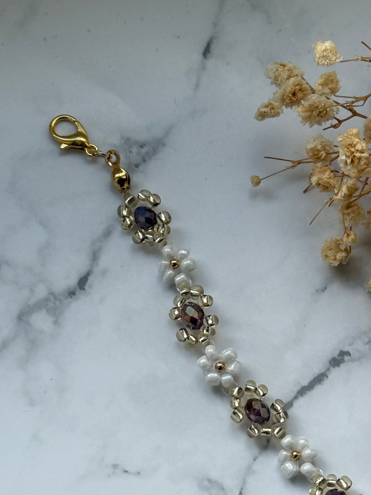 Perlenarmband Flower mit Weißen Blumen und Lila/ Braunen Kristallperlen und Goldenen Perlen - 2404