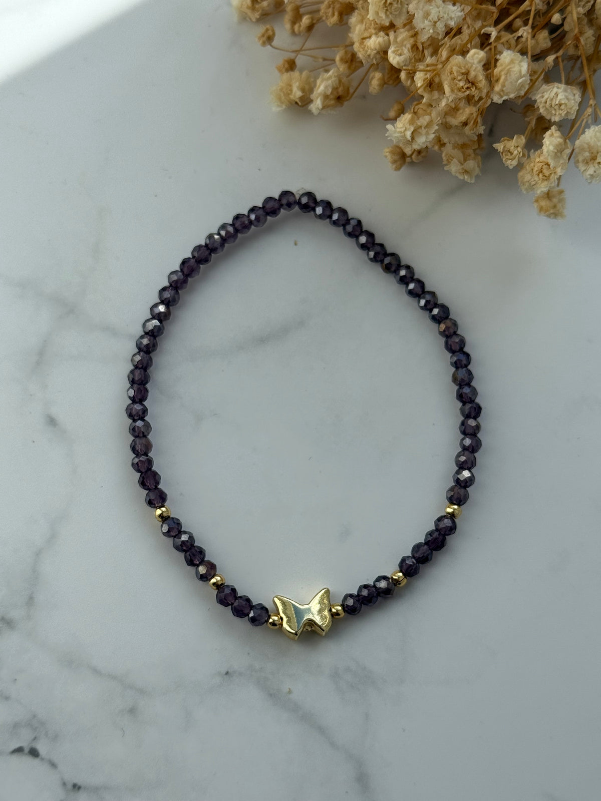 Perlenarmband mit Lila Kristallperlen und Goldenen Perlen + Schmetterling Anhänger - 2374