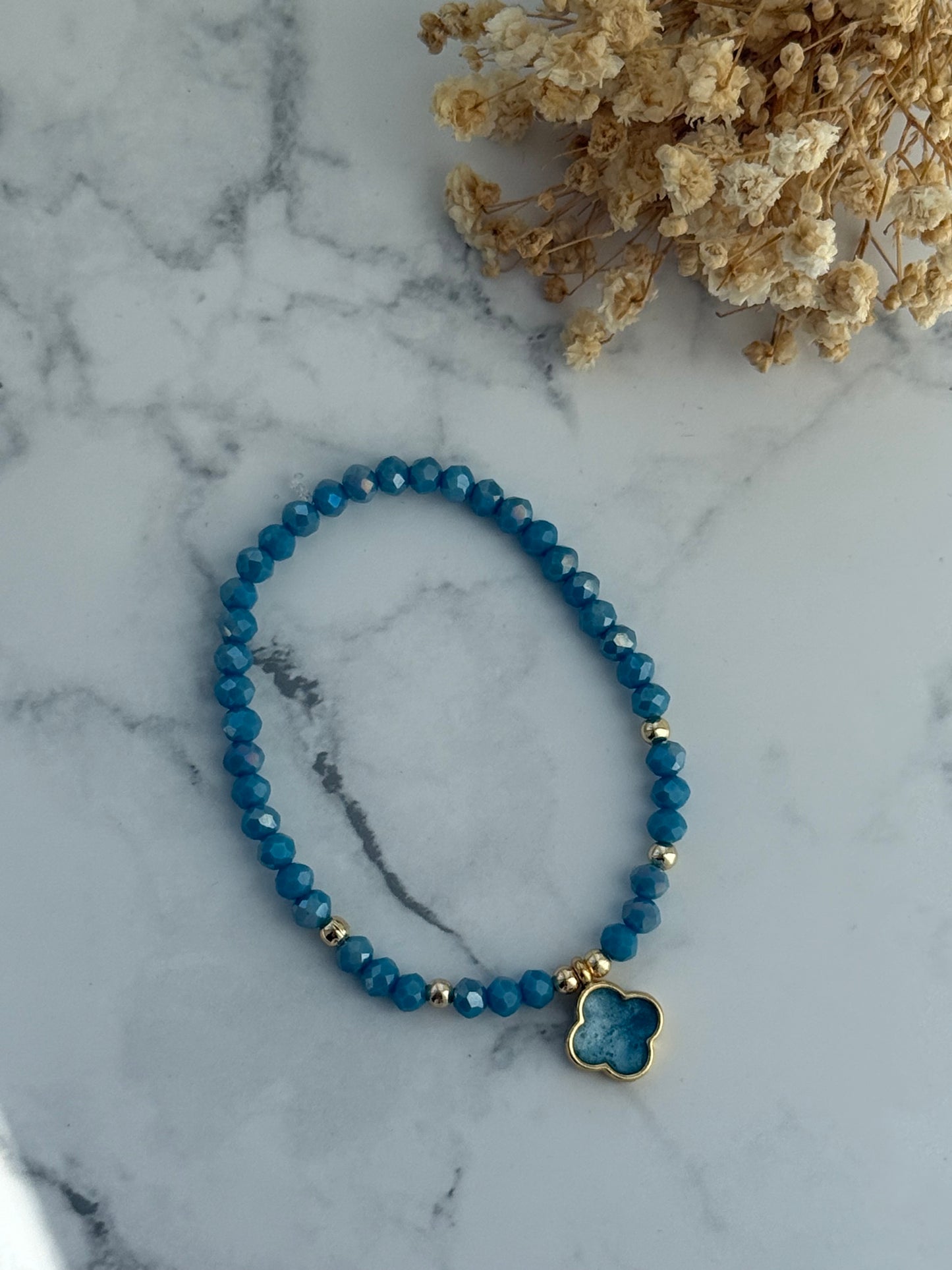 Perlenarmband mit Blauen Kristallperlen, Goldenen Perlen + Kleeblatt Anhänger - 2314