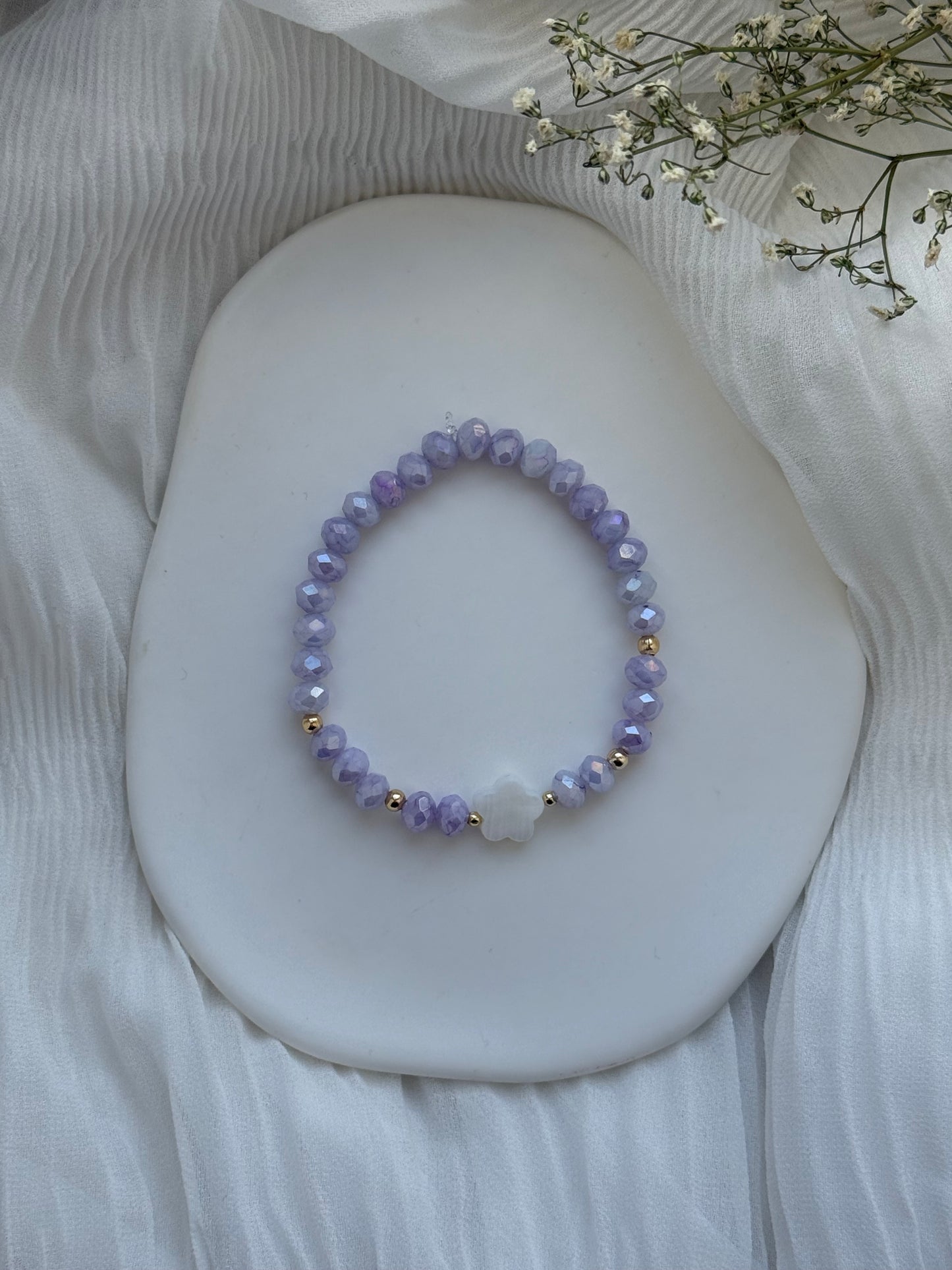 Perlenarmband mit Lila Kristallperlen und Goldenen Perlen + Perlmutt Blume - 2091