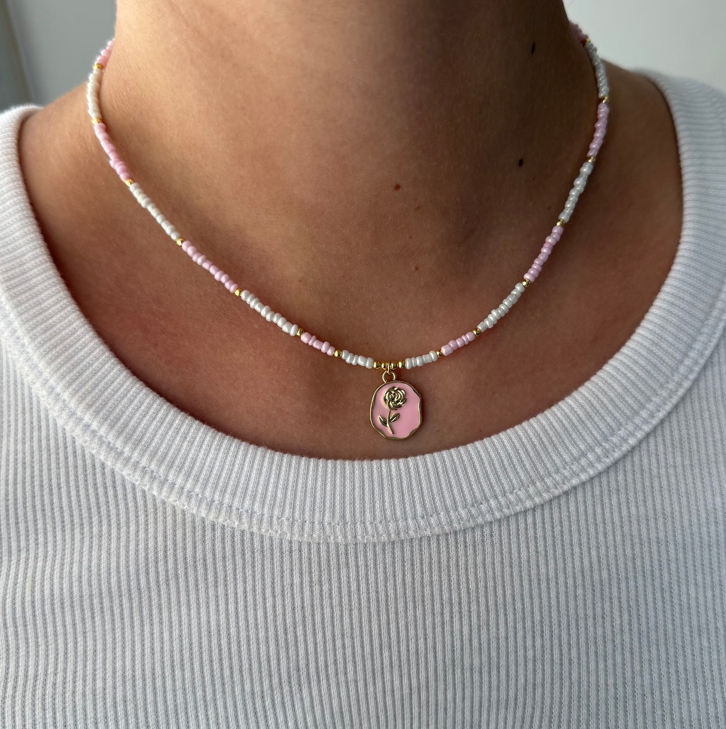 Perlenkette mit Weißen Perlen, Rosa Perlen und Goldenen Perlen + Rosen Charm - 2193
