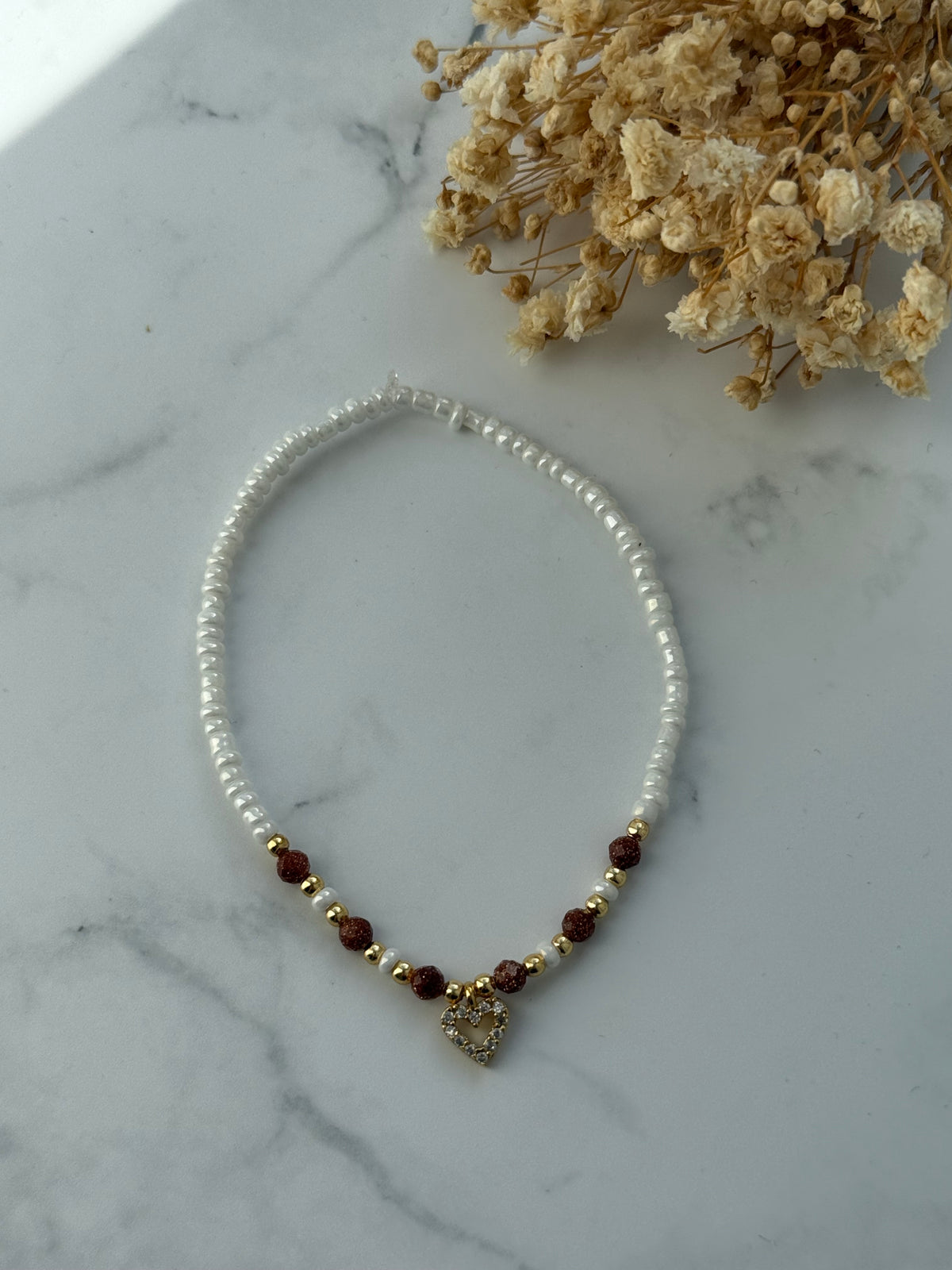 Perlenarmband mit Weißen Perlen, Braunen Natursteinperlen und Goldenen Perlen + Herz Anhänger - 2387