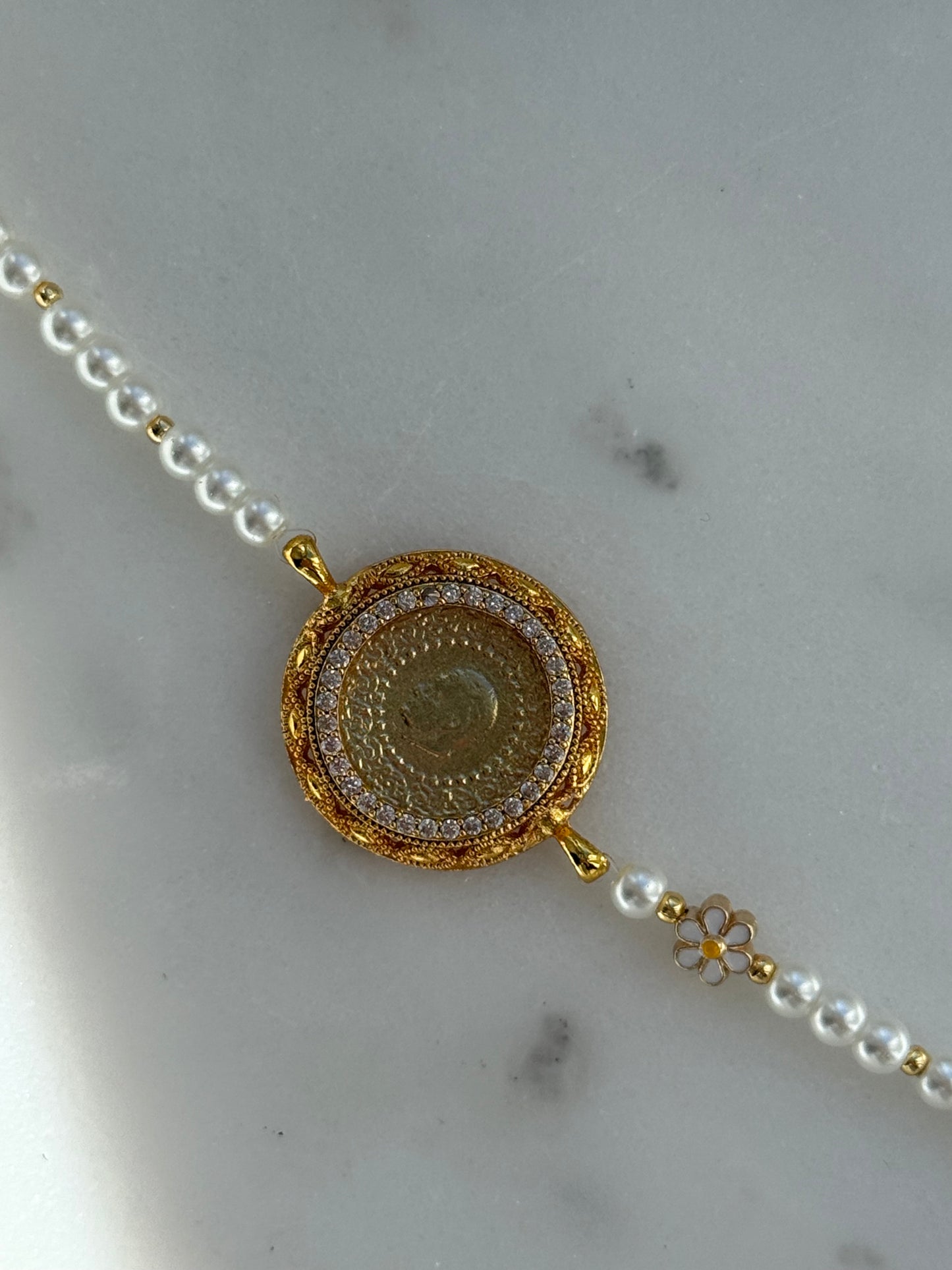 Perlenarmband mit Weißen Perlen, Dorika Perlen und Rahmen + Papatya Anhänger - 2186