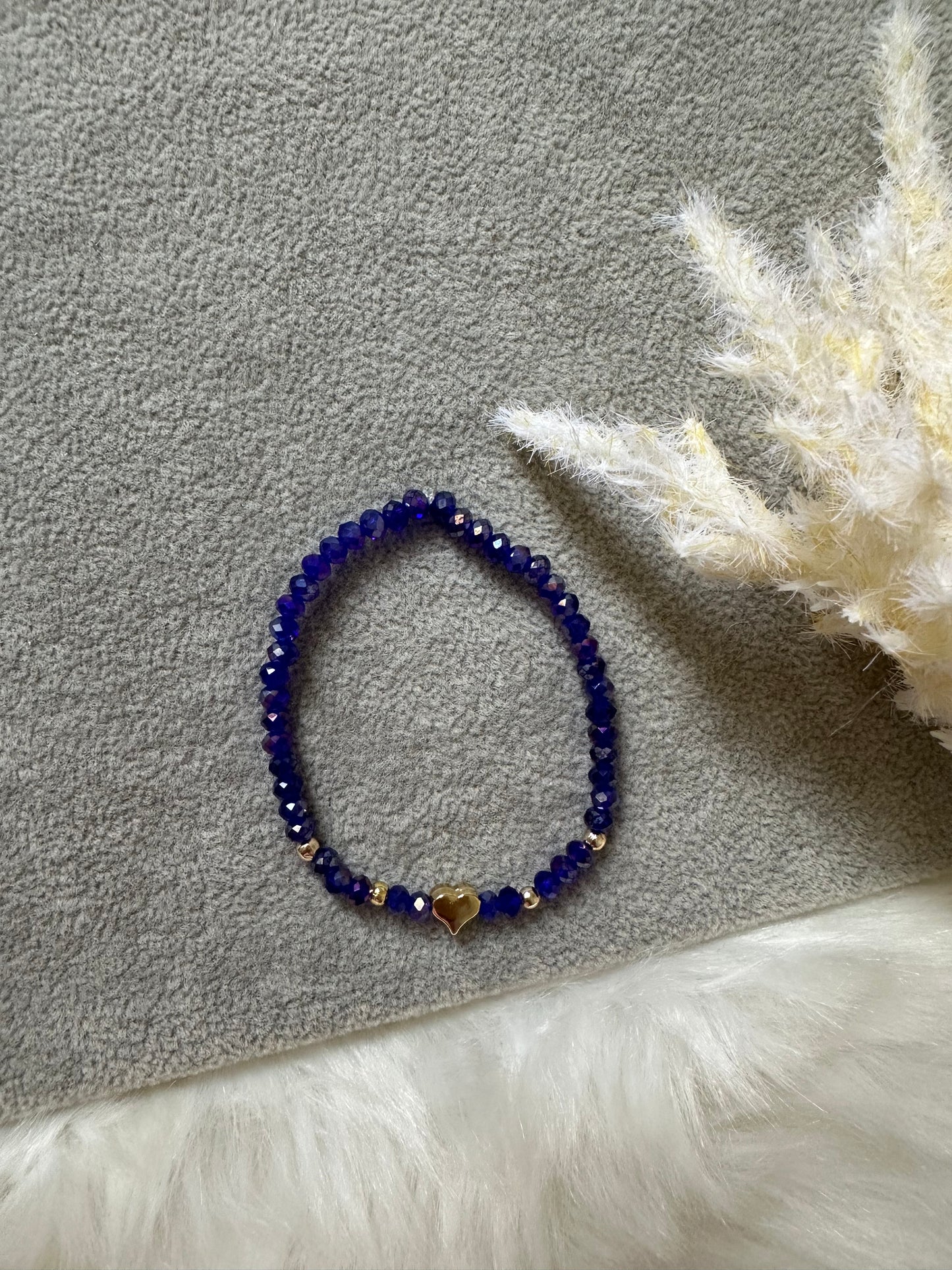 Perlenarmband mit dunkelblauen Kristallperlen und mit Herz Anhänger - 10346