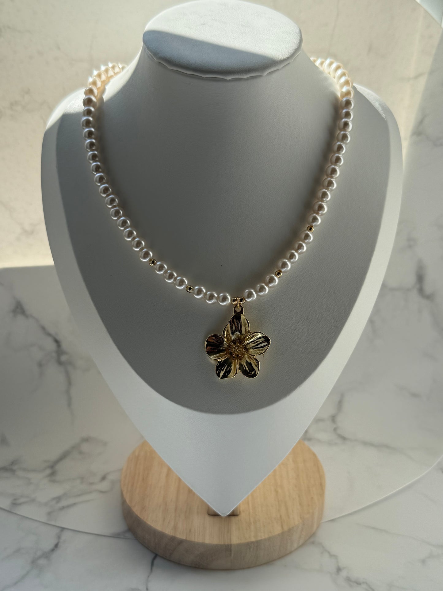 Perlenkette mit Weißen Perlen, Goldenen Perlen + Blumen Anhänger - 2338