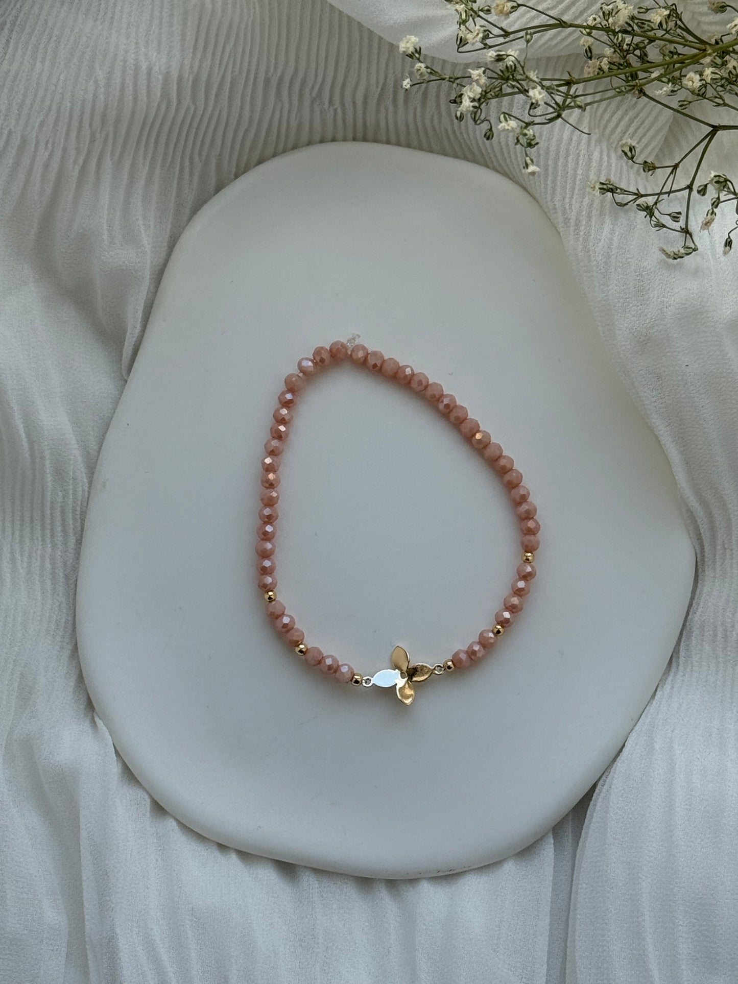 Perlenarmband mit Beigen Kristallperlen, Goldenen Perlen + Kleeblatt Anhänger - 2122