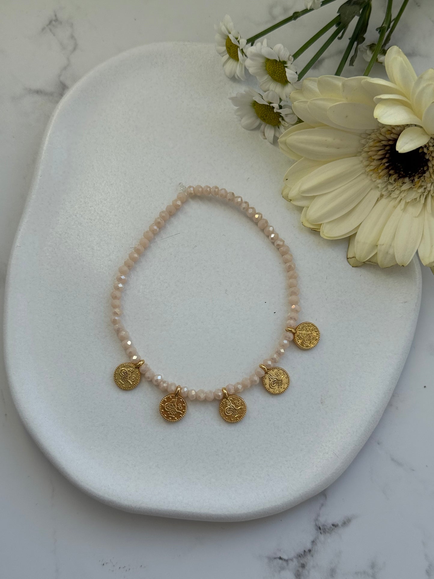 Perlenarmband mit Beigen Kristallperlen und Goldenen Perlen + Goldene Taler Anhänger - 2020