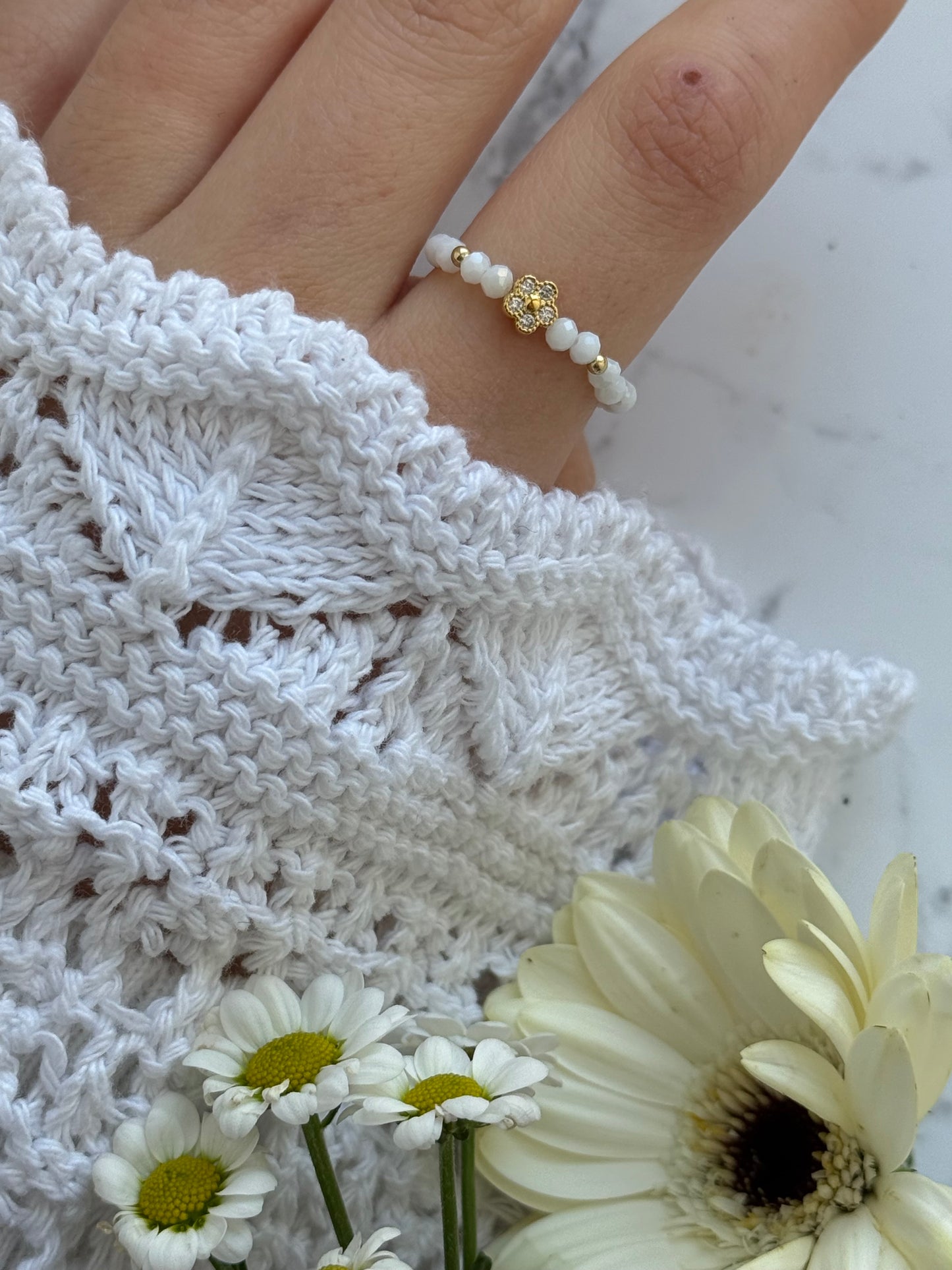 Perlenring mit Weißen Kristallperlen und Goldenen Details + Blumen Anhänger - 2053