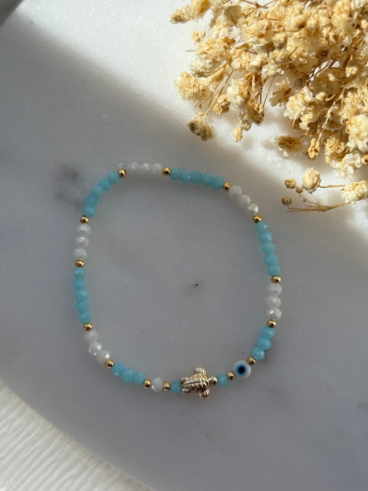 Perlenarmband mit Blauen, Weißen Kristallperlen und Goldenen Perlen + Schildkröten Anhänger - 2258