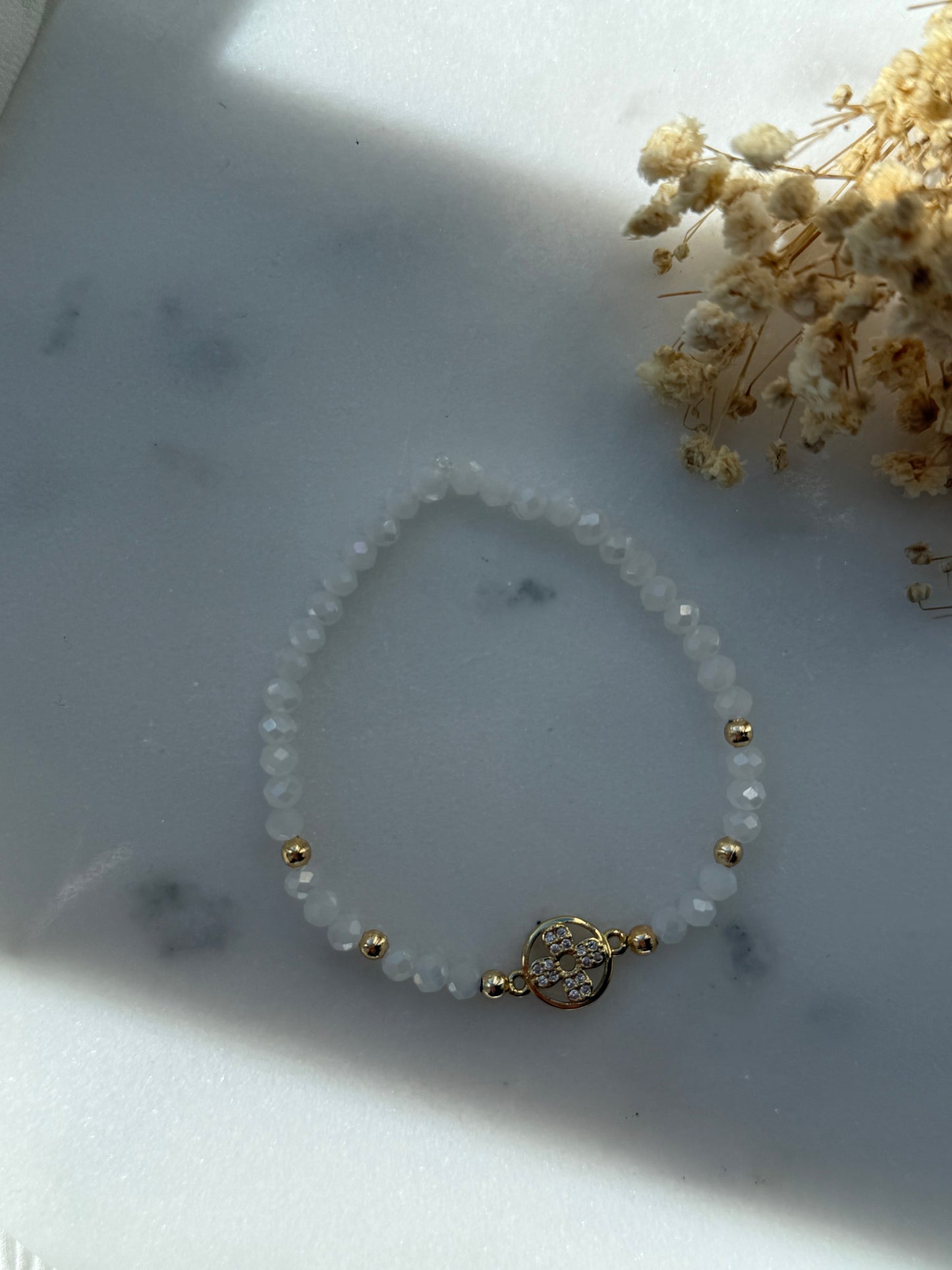 Perlenarmband mit Weißen Kristallperlen, Goldenen Perlen + Kleeblatt Anhänger - 2264