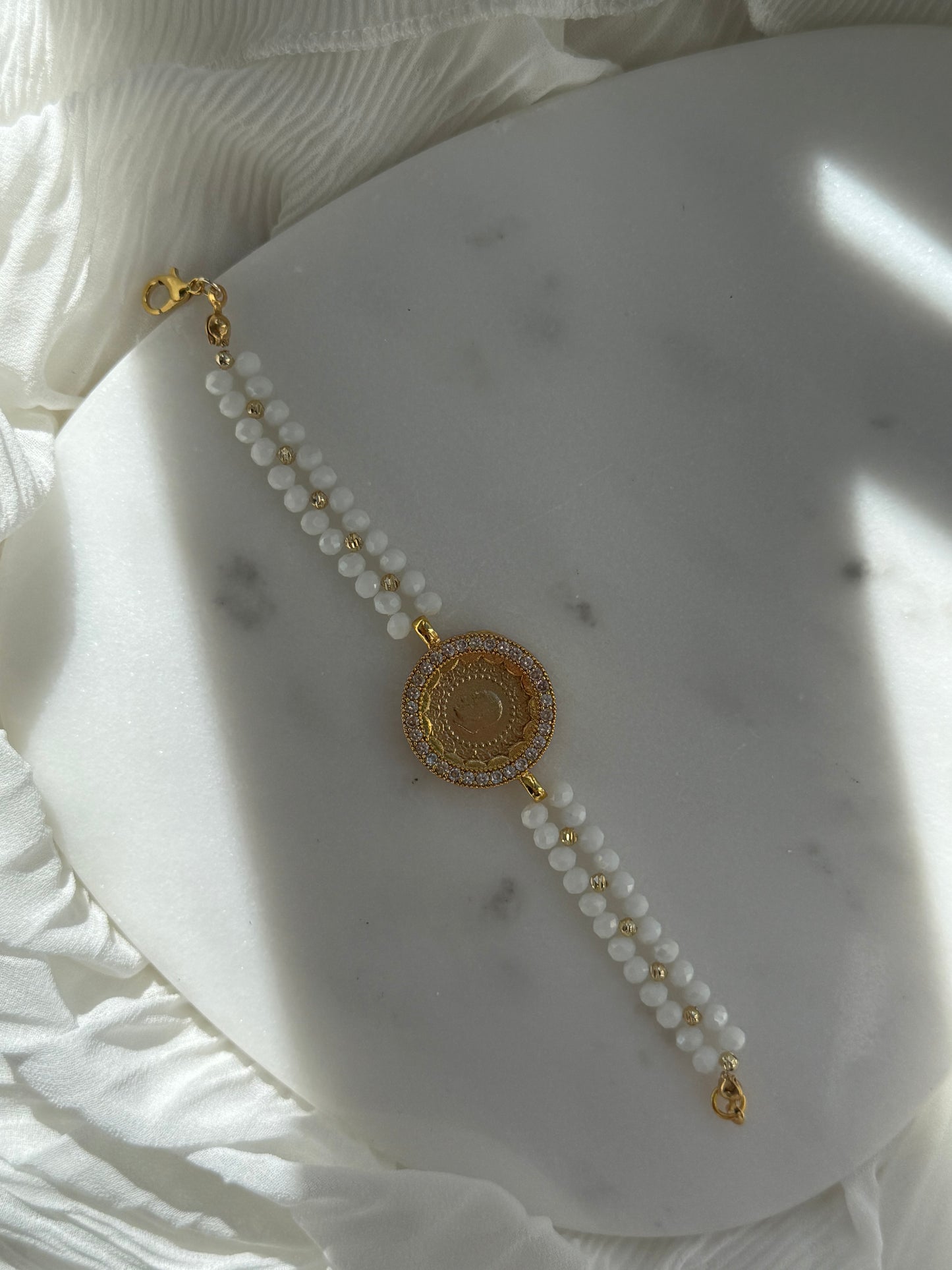 Perlenarmband mit Weißen Kristallperlen, Dorika Perlen und Rahmen - 2185