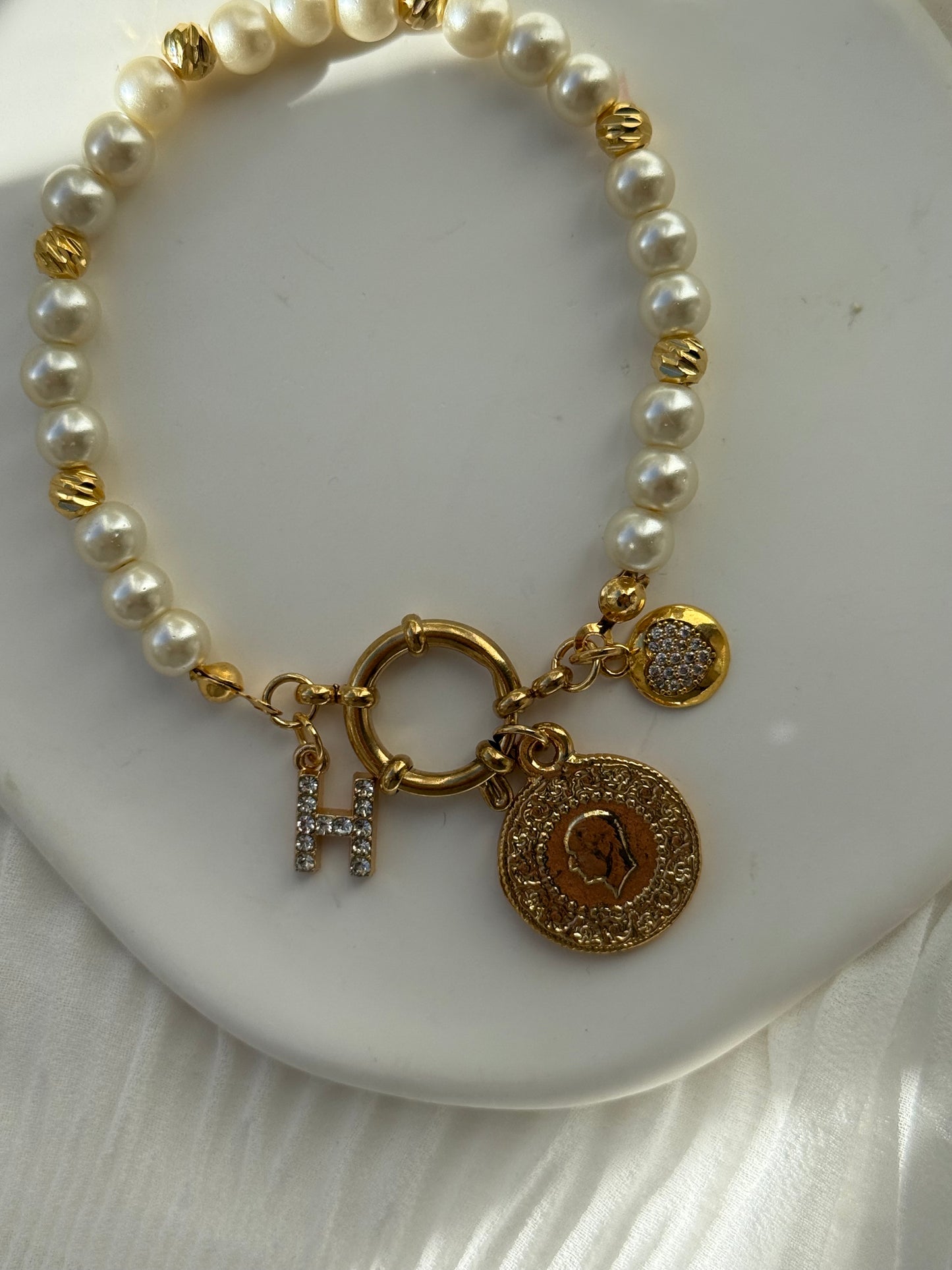 Perlenarmband personalisiert mit Beigen Glasperlen + Goldenen Dorika Perlen + Herz Anhänger - 2163