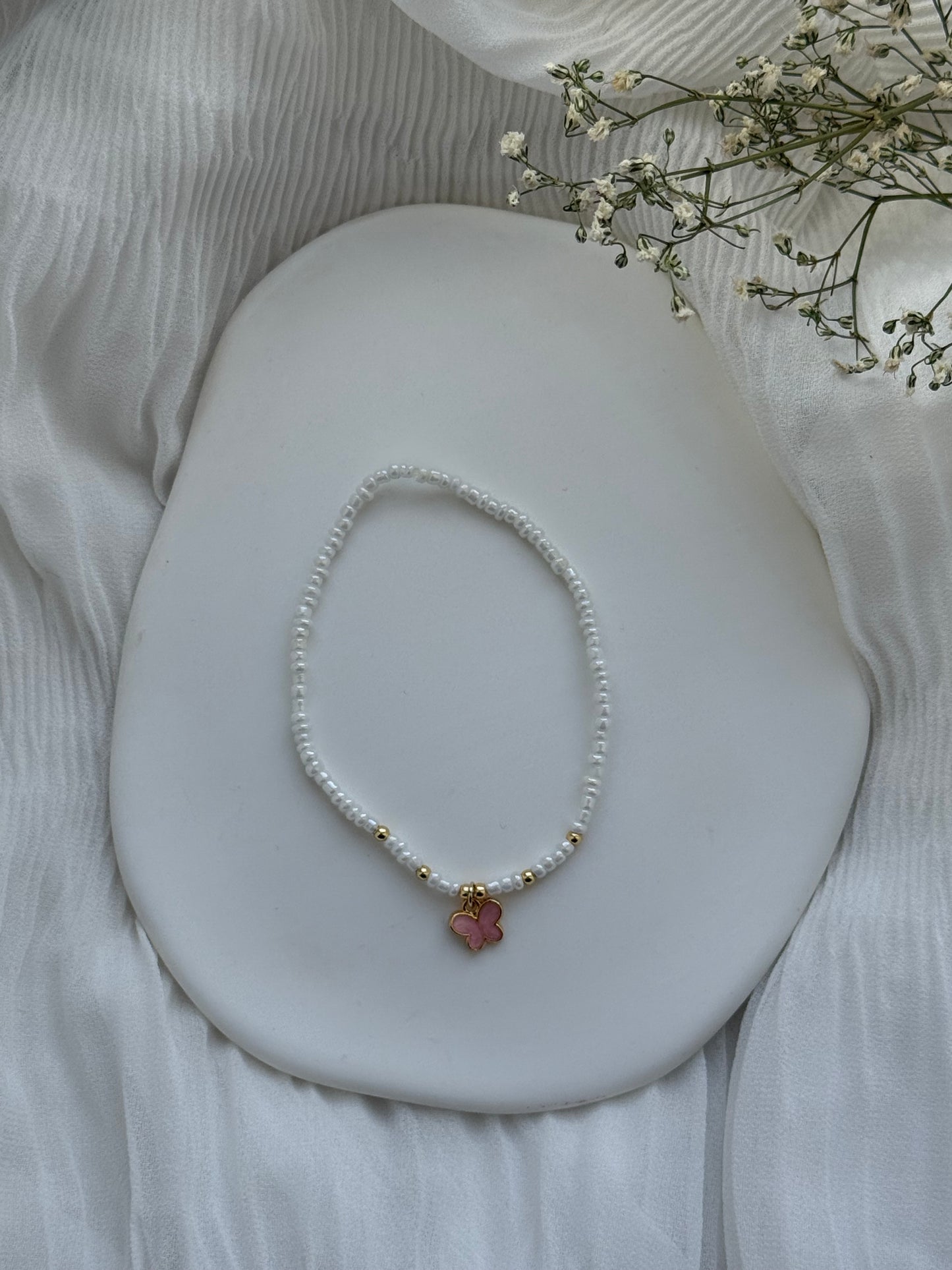 Perlenarmband mit Weißen Perlen, Goldenen Perlen + Schmetterling Anhänger - 2124
