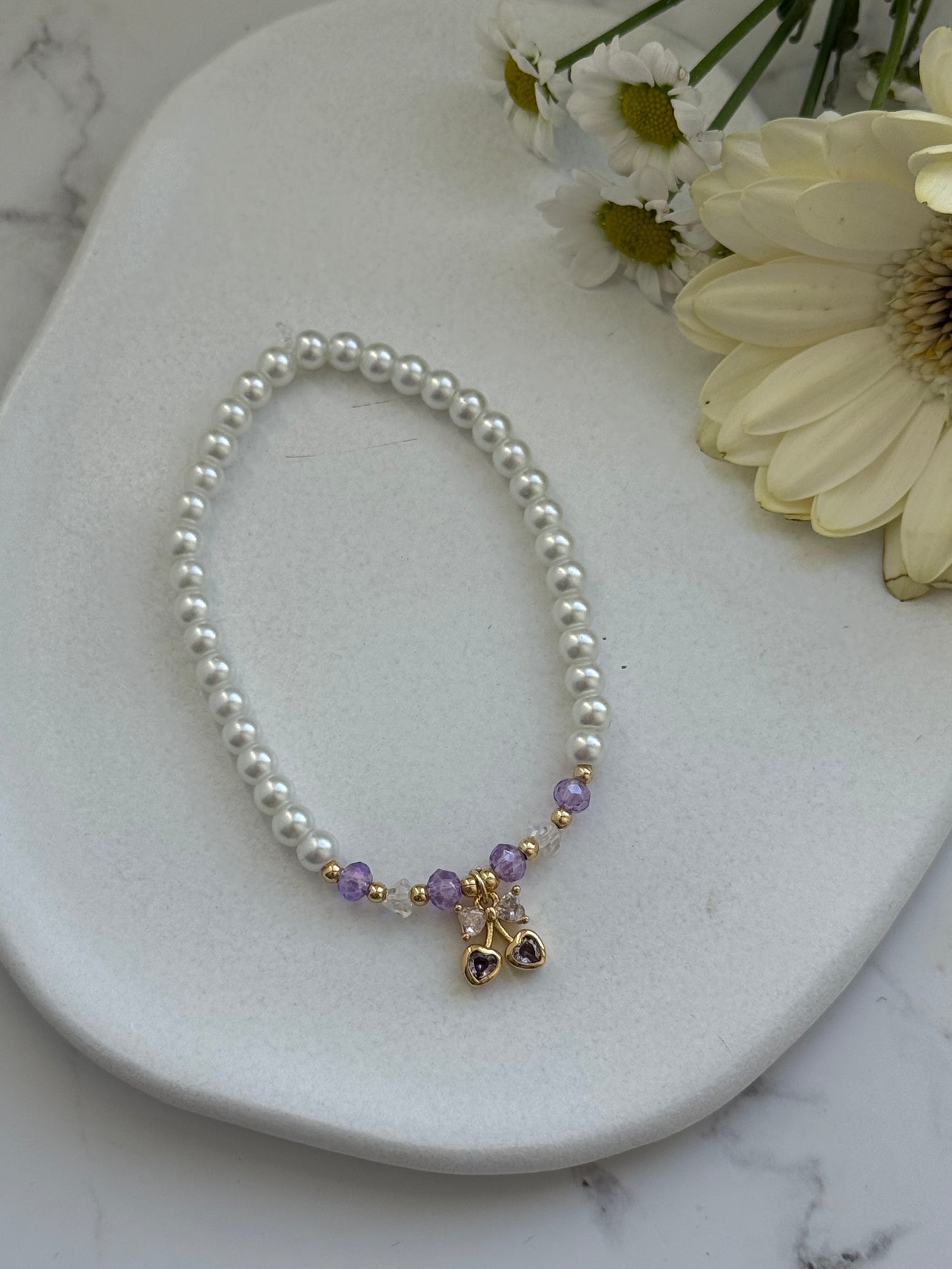 Perlenarmband mit Weißen Glasperlen, Lila Kristallperlen und Goldenen Perlen + Kirsch Anhänger - 2034
