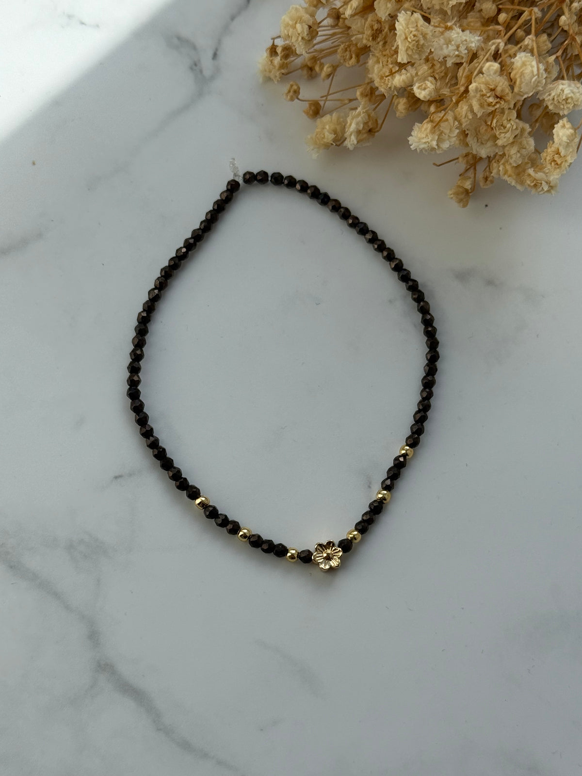 Perlenarmband mit Braunen Kristallperlen und Goldenen Perlen + Blumen Anhänger - 2399