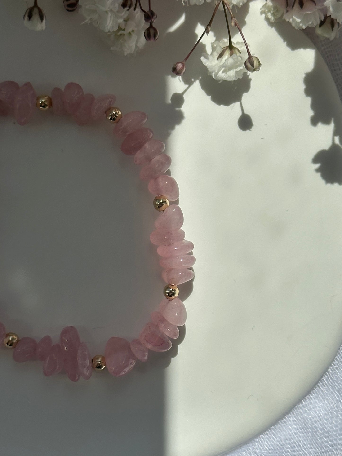 Perlenarmband mit Rosa Natursteinen und goldenen Details - 10748