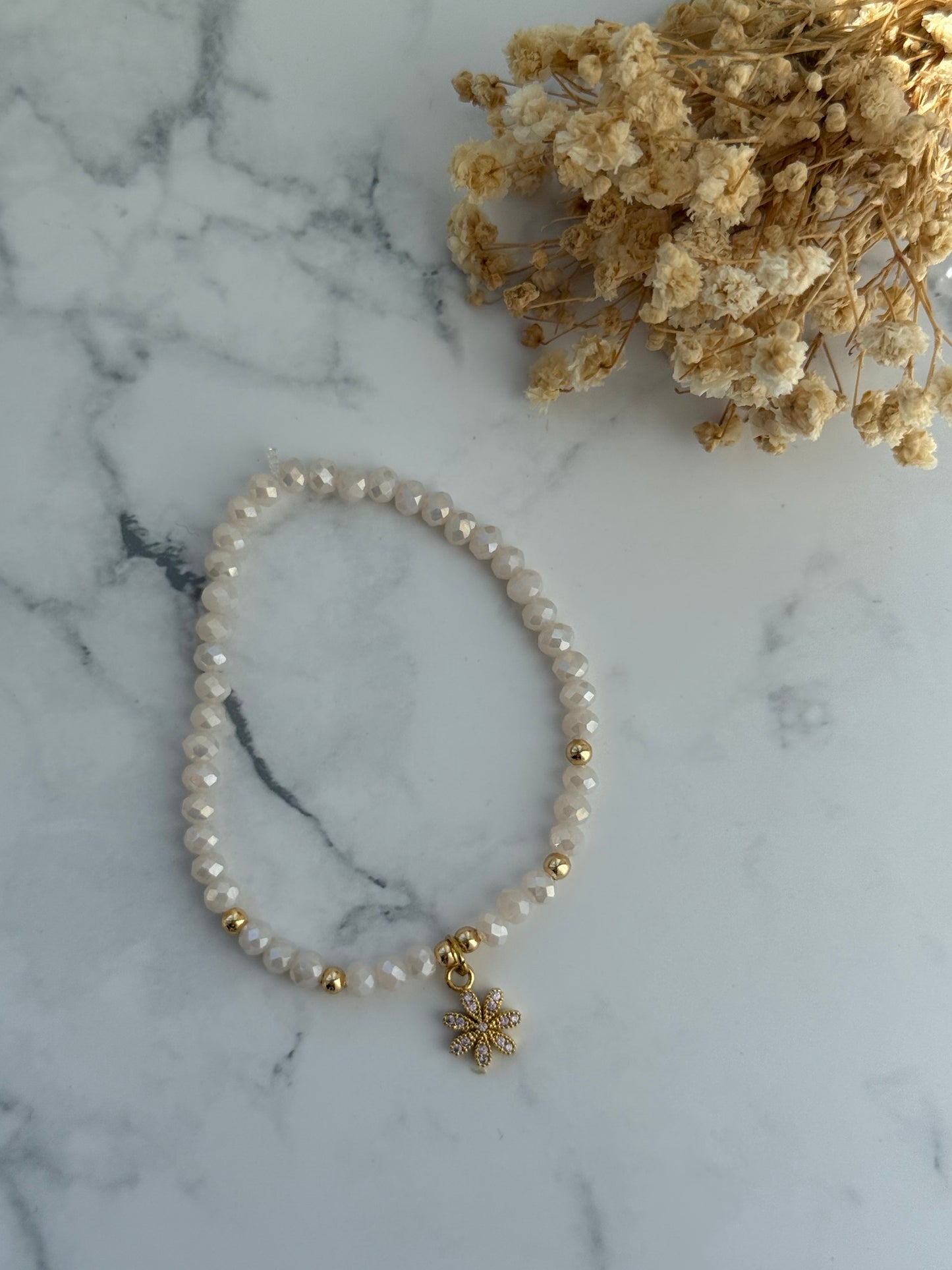 Perlenarmband mit Beigen Kristallperlen, Goldenen Perlen + Blumen Anhänger - 2292
