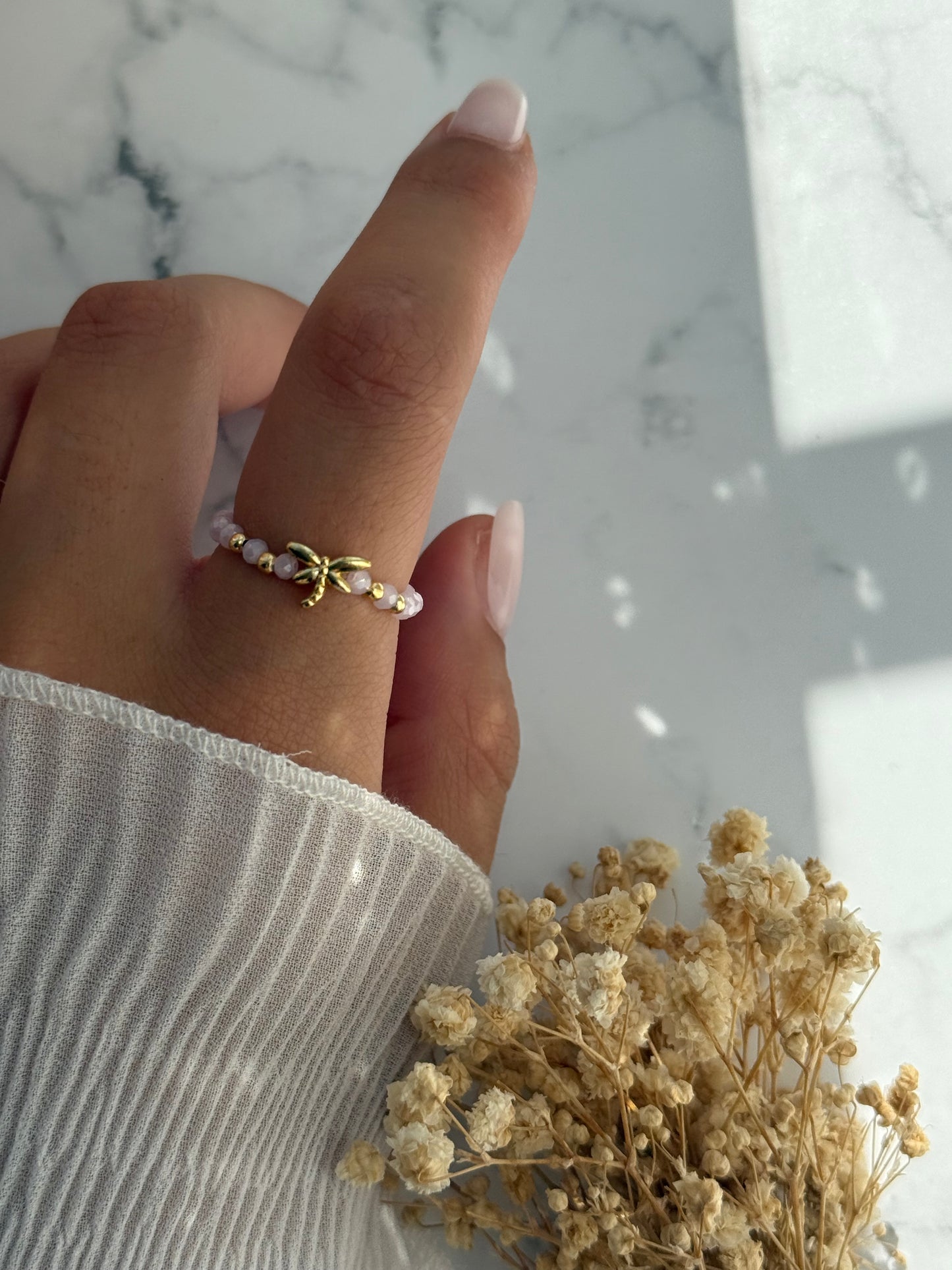 Perlenring mit Rosa Kristallperlen, goldenen Perlen + Libellen Anhänger - 2321