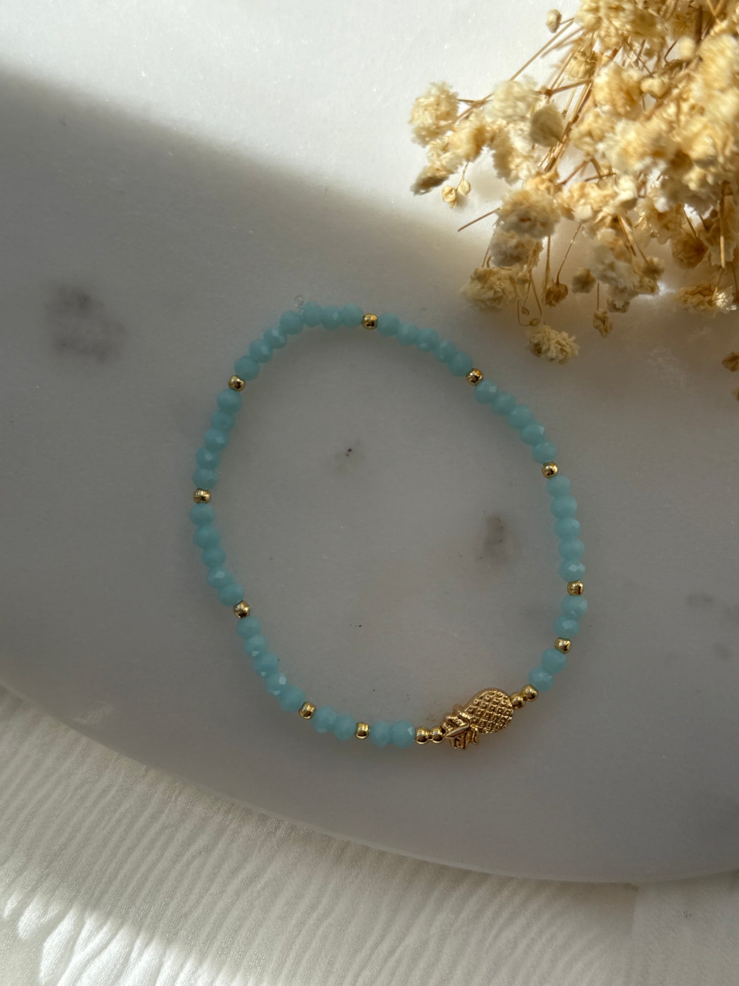 Perlenarmband mit Blauen Kristallperlen und Goldenen Perlen + Ananas Anhänger - 2244