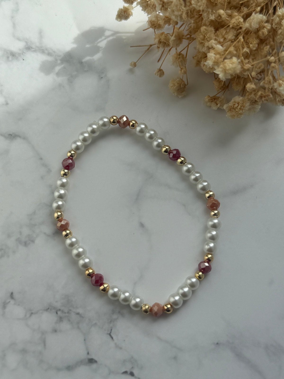 Perlenarmband mit Weißen, Roten, Beigen Kristallperlen und Goldenen Perlen - 2366