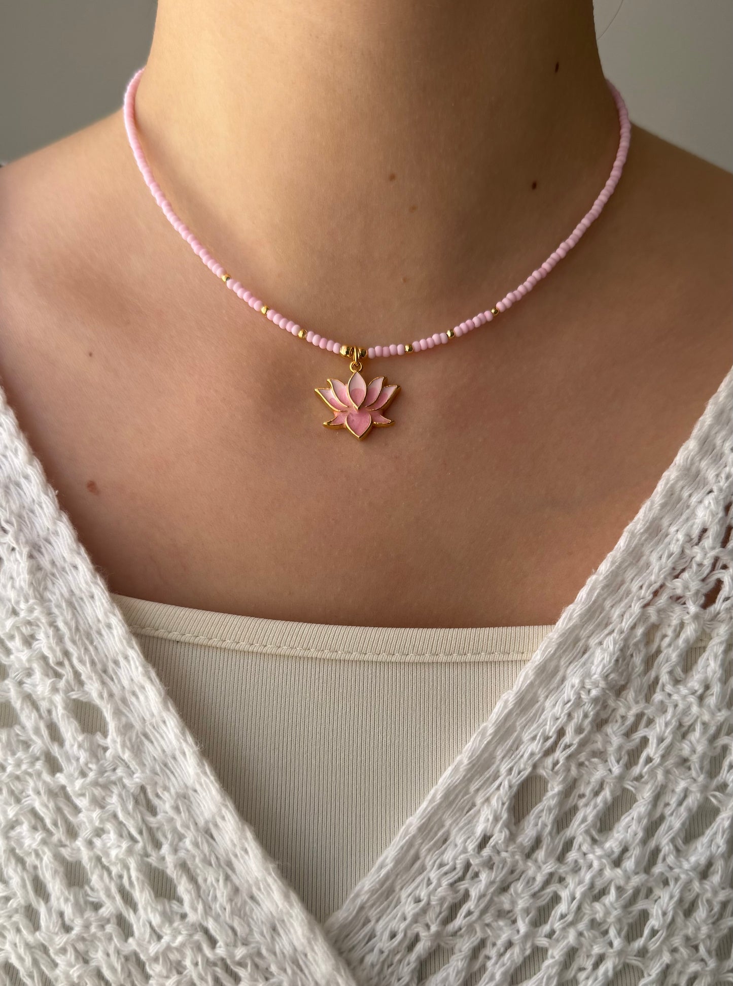 Perlenkette mit Rosa Perlen und Goldenen Perlen + Lotus Taler Anhänger - 2150