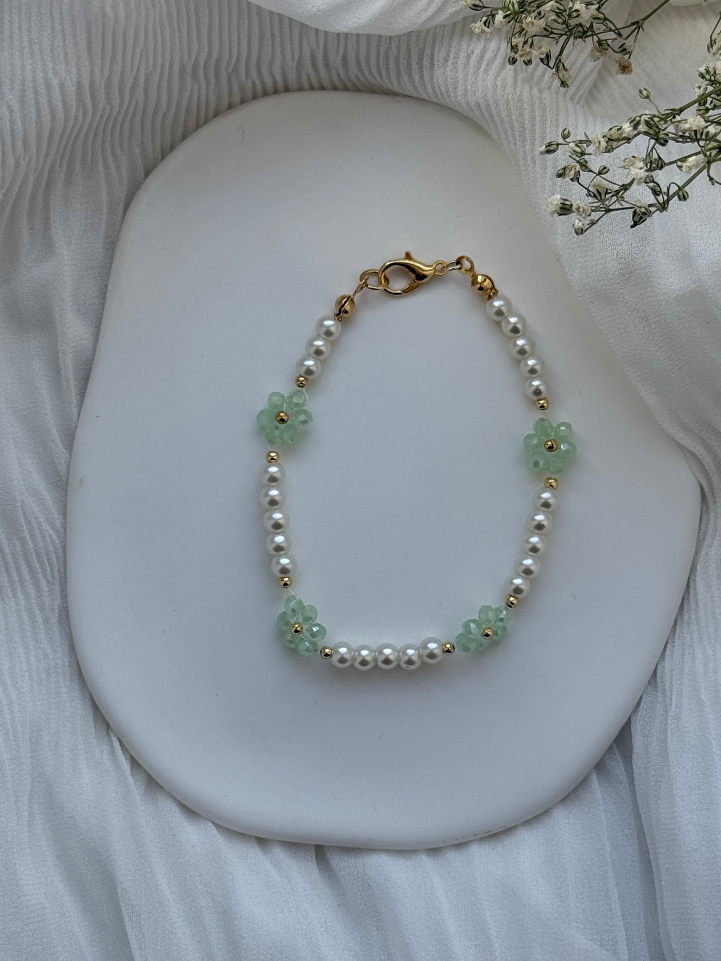 Perlenarmband mit Weißen Perlen und Grünen Kristallblumen - 2130