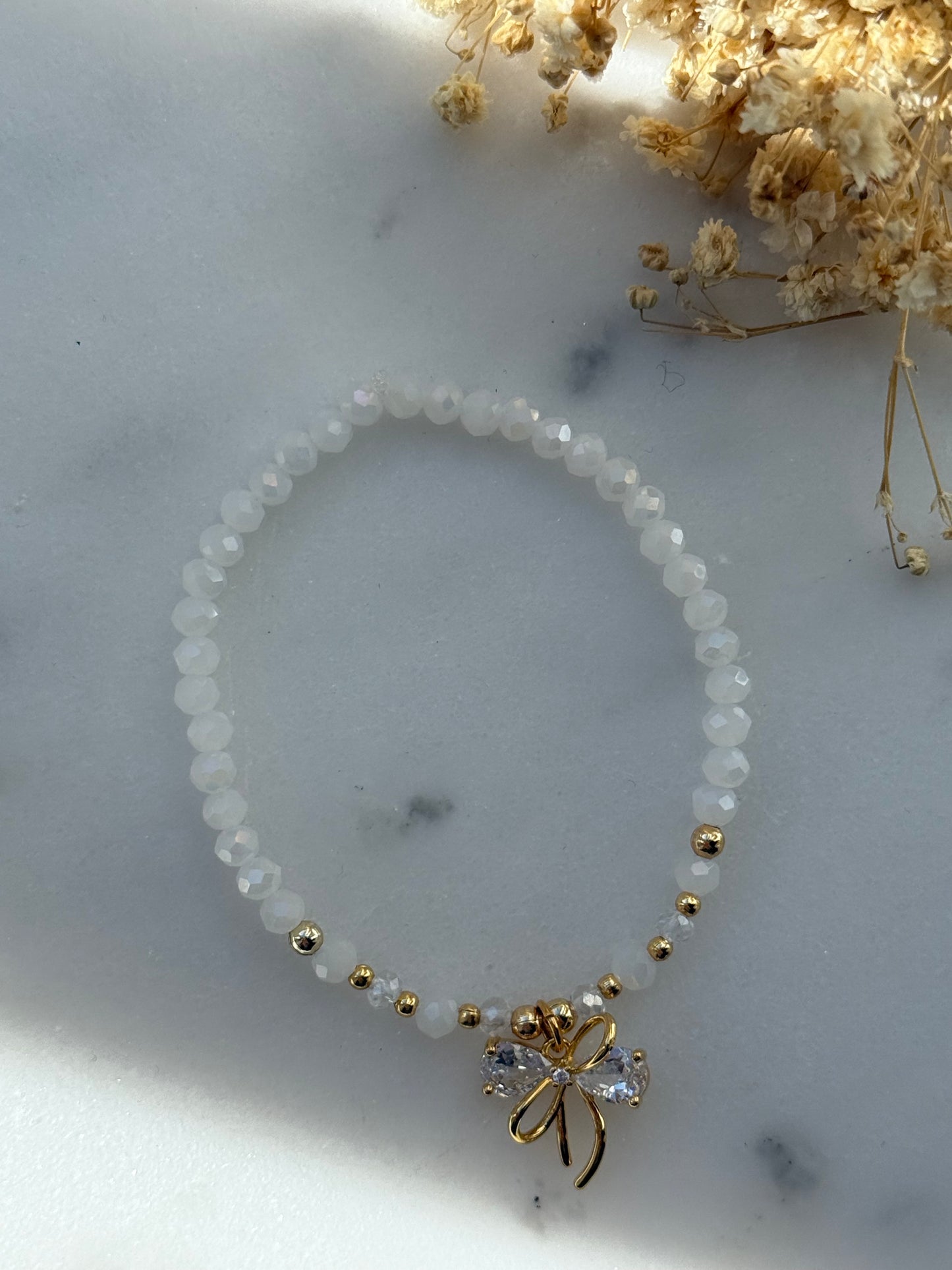 Perlenarmband mit Weißen Kristallperlen, Goldenen Perlen + Schleifen Anhänger - 2231