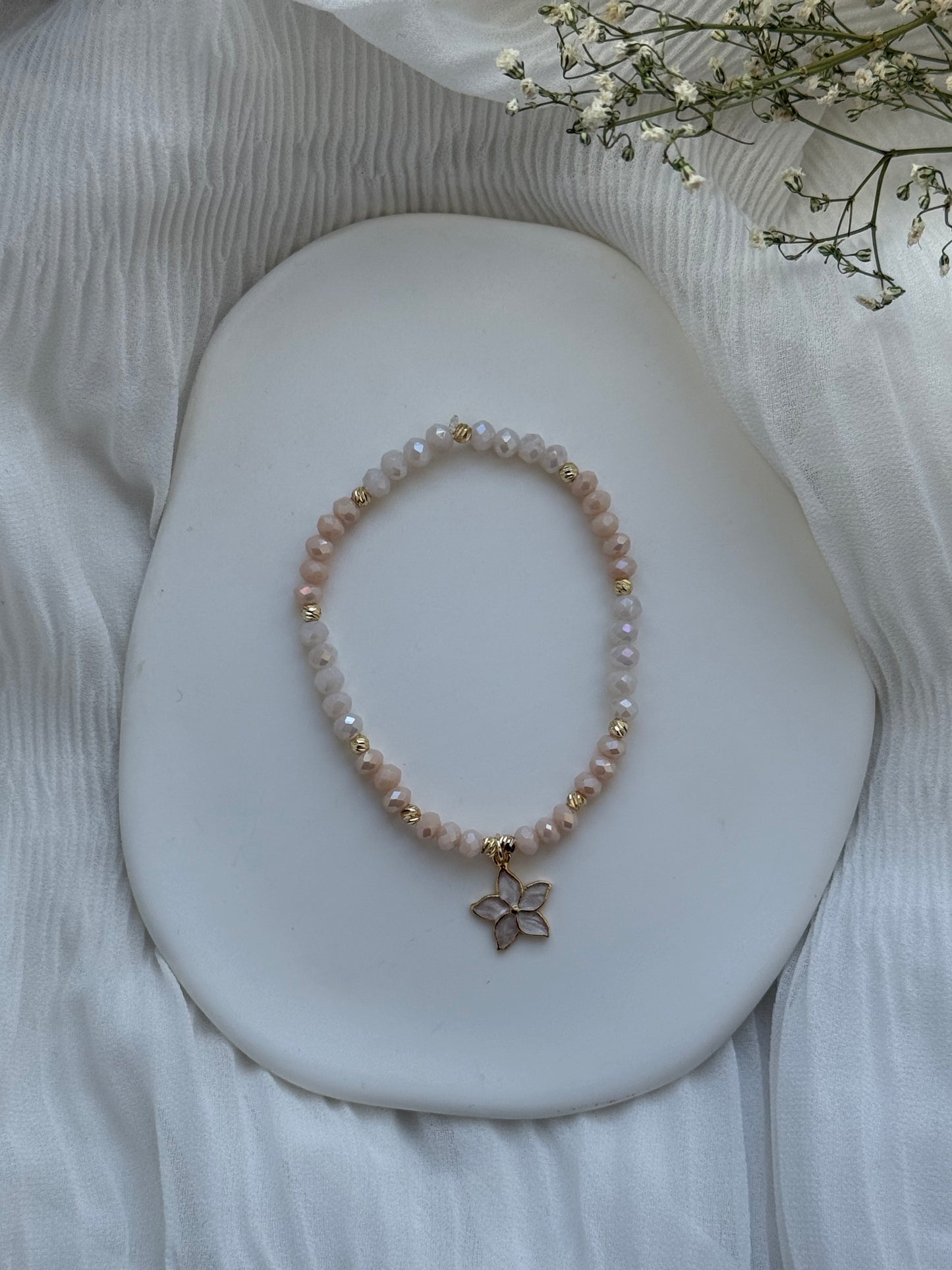 Perlenarmband mit Beigen Kristallperlen und Goldenen Perlen + Blumen Anhänger - 2095