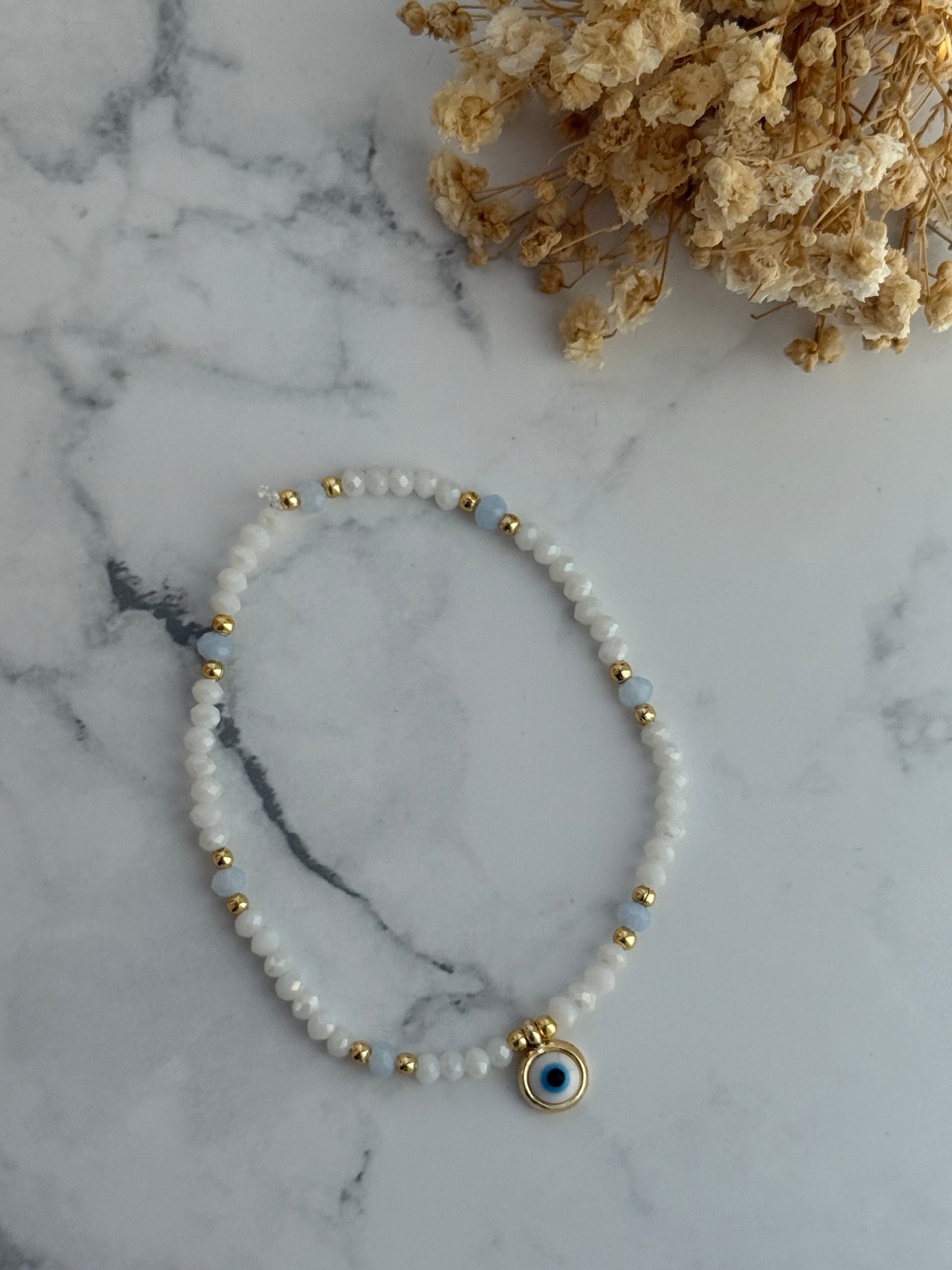 Perlenarmband mit Weißen, Blauen Kristallperlen, Goldenen Perlen + Nazar Anhänger - 2307